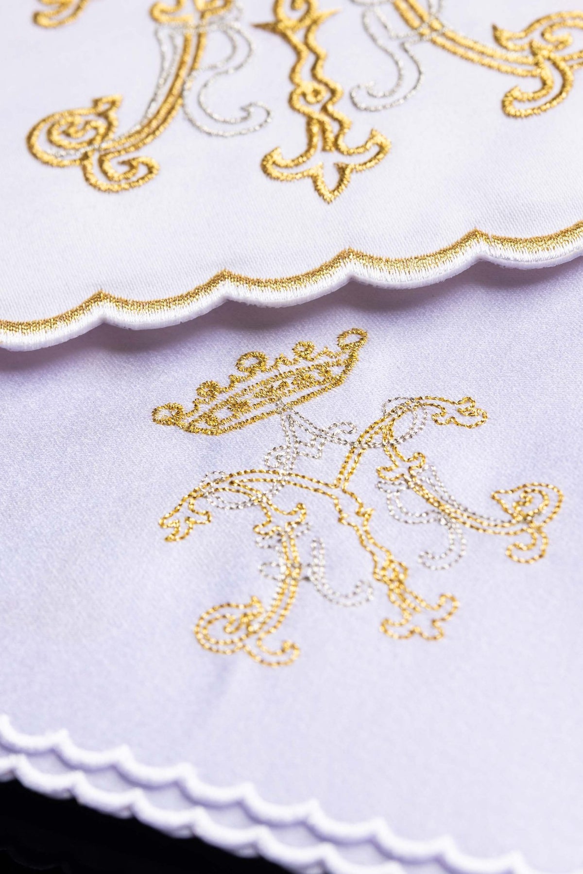 Linge d'autel brodé avec un motif marial coloré KK/020 - CHASUBLES.FR