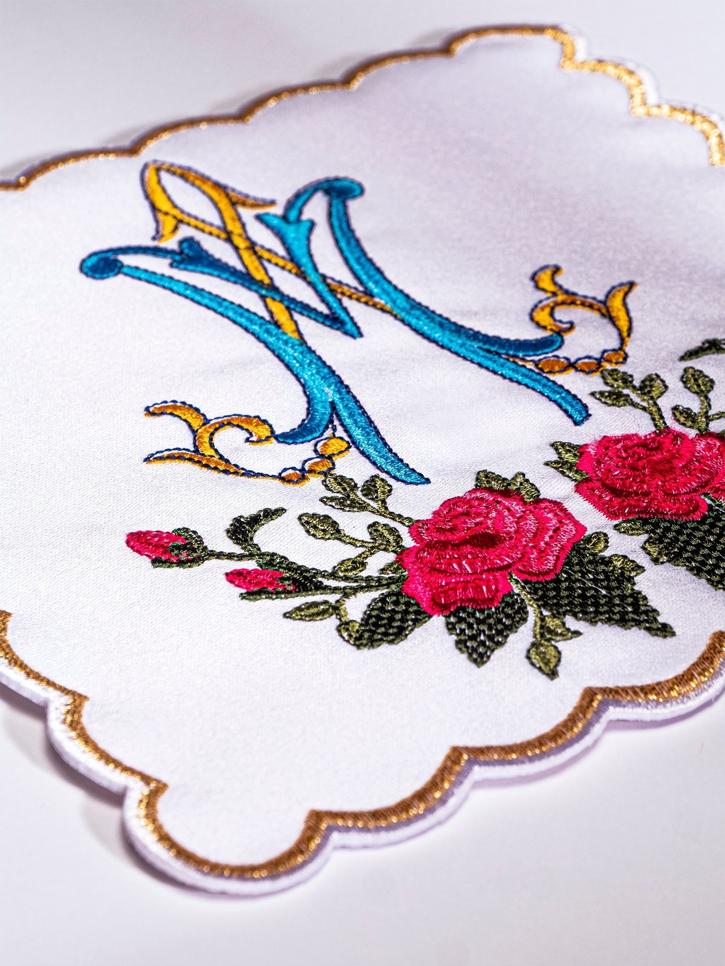 Linge d'autel brodé avec un motif marial coloré KK/078 - CHASUBLES.FR