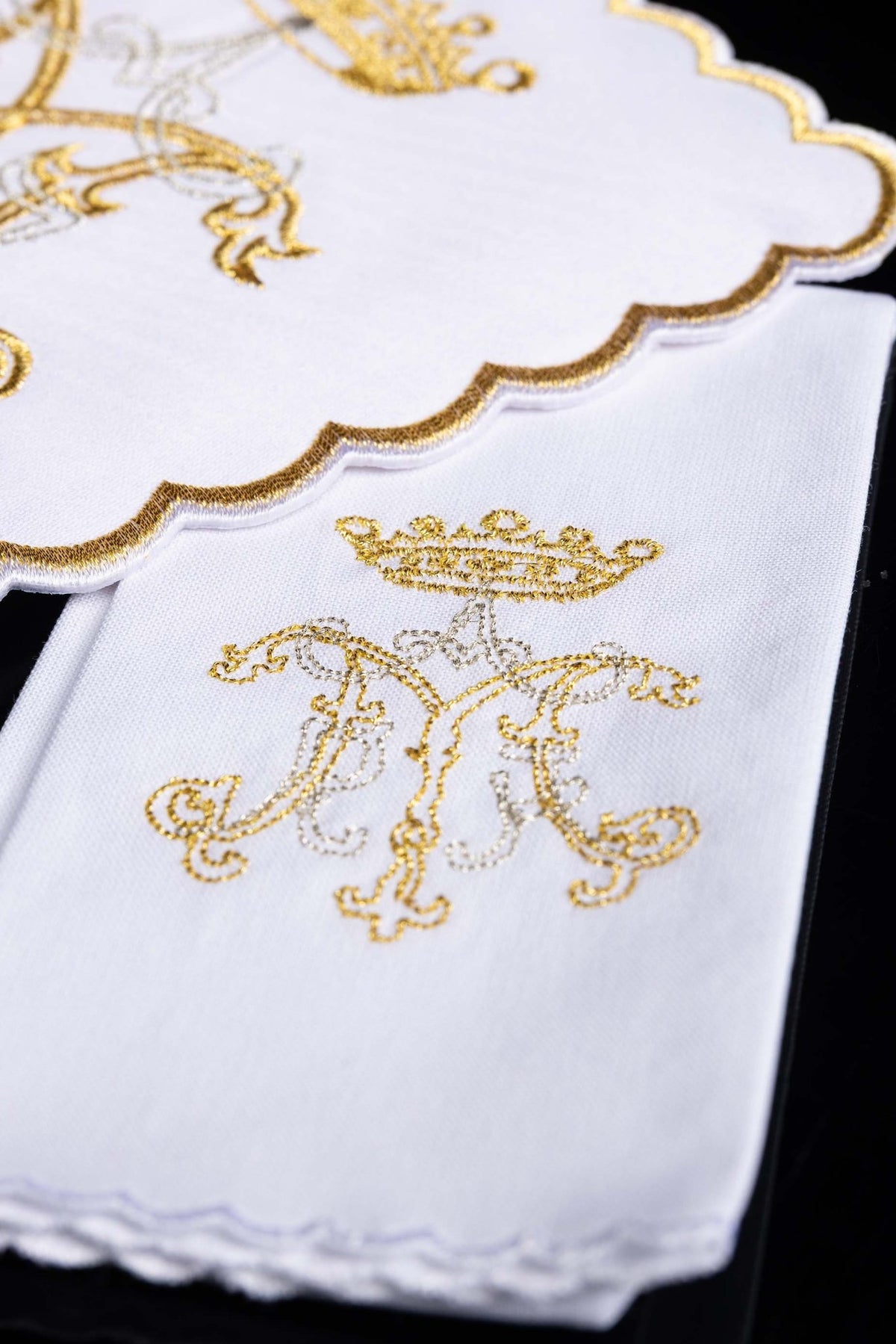 Linge d'autel brodé avec un motif marial coloré KK/020 - CHASUBLES.FR