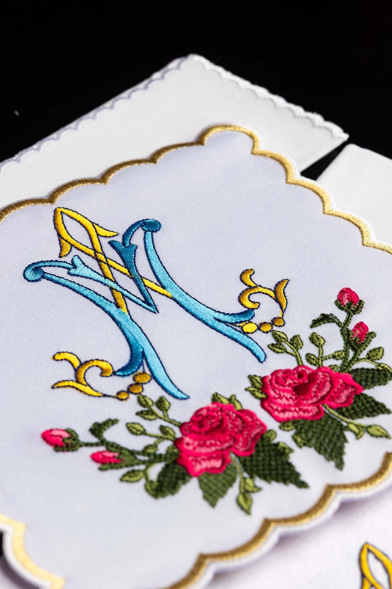 Linge d'autel brodé avec un motif marial coloré KK/078 - CHASUBLES.FR