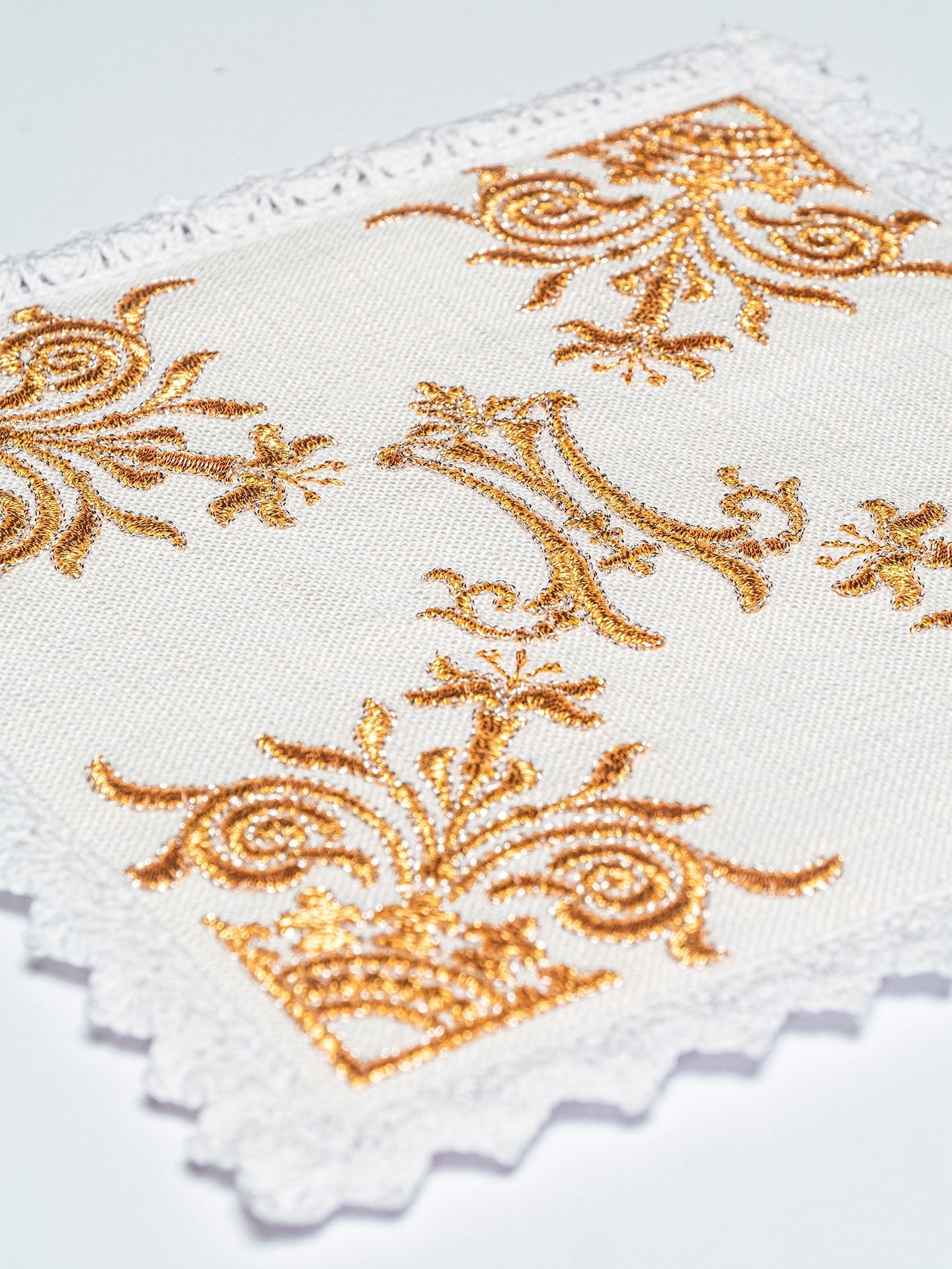 Linge d'autel brodé avec un motif marial richement décoré KKL/077 - CHASUBLES.FR