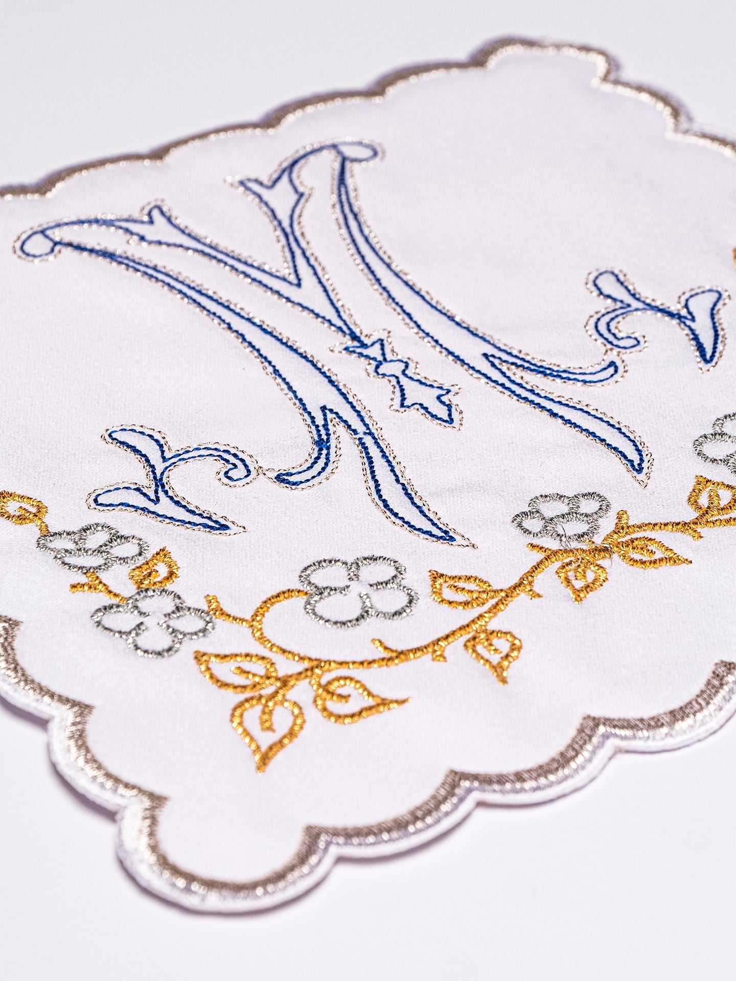 Linge d'autel brodé avec un motif marial richement décoré KK/085 - CHASUBLES.FR