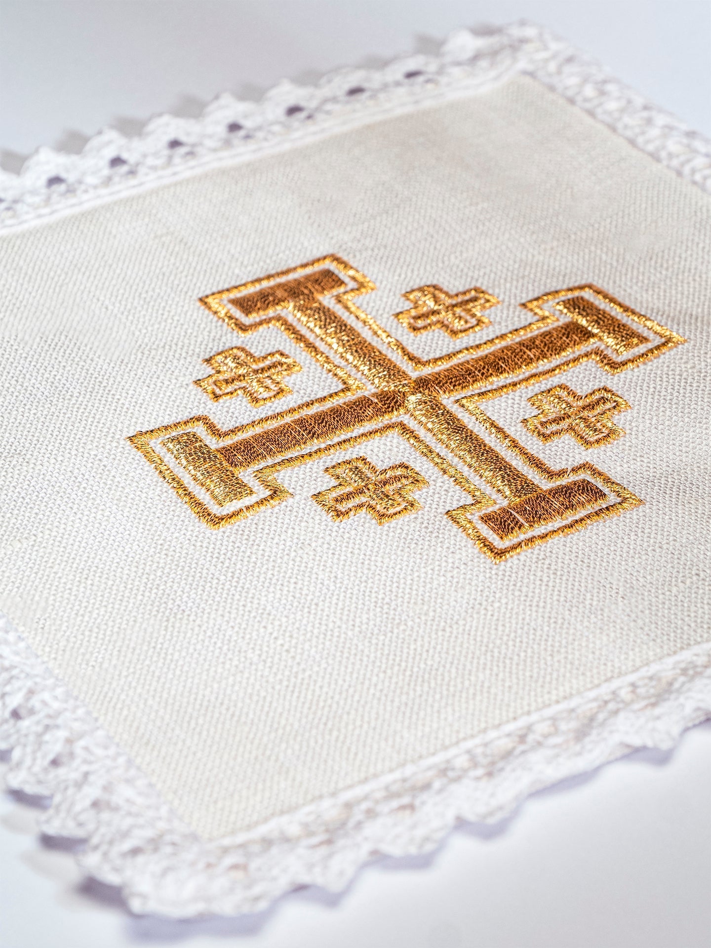 Linge d'autel en lin avec une broderie de croix de Jérusalem KKL/030/C1 - CHASUBLES.FR