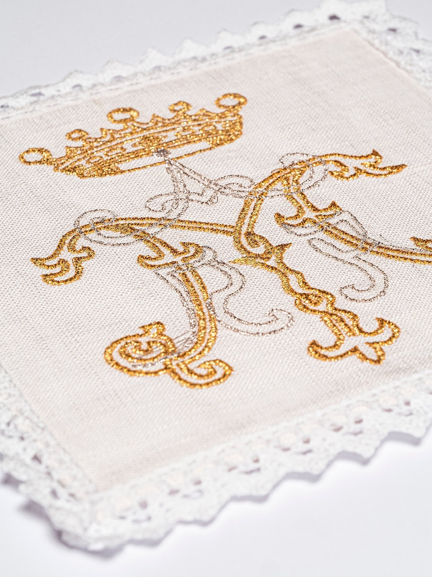 Linge d'autel en lin avec une broderie dorée mariale KKL/020 - CHASUBLES.FR