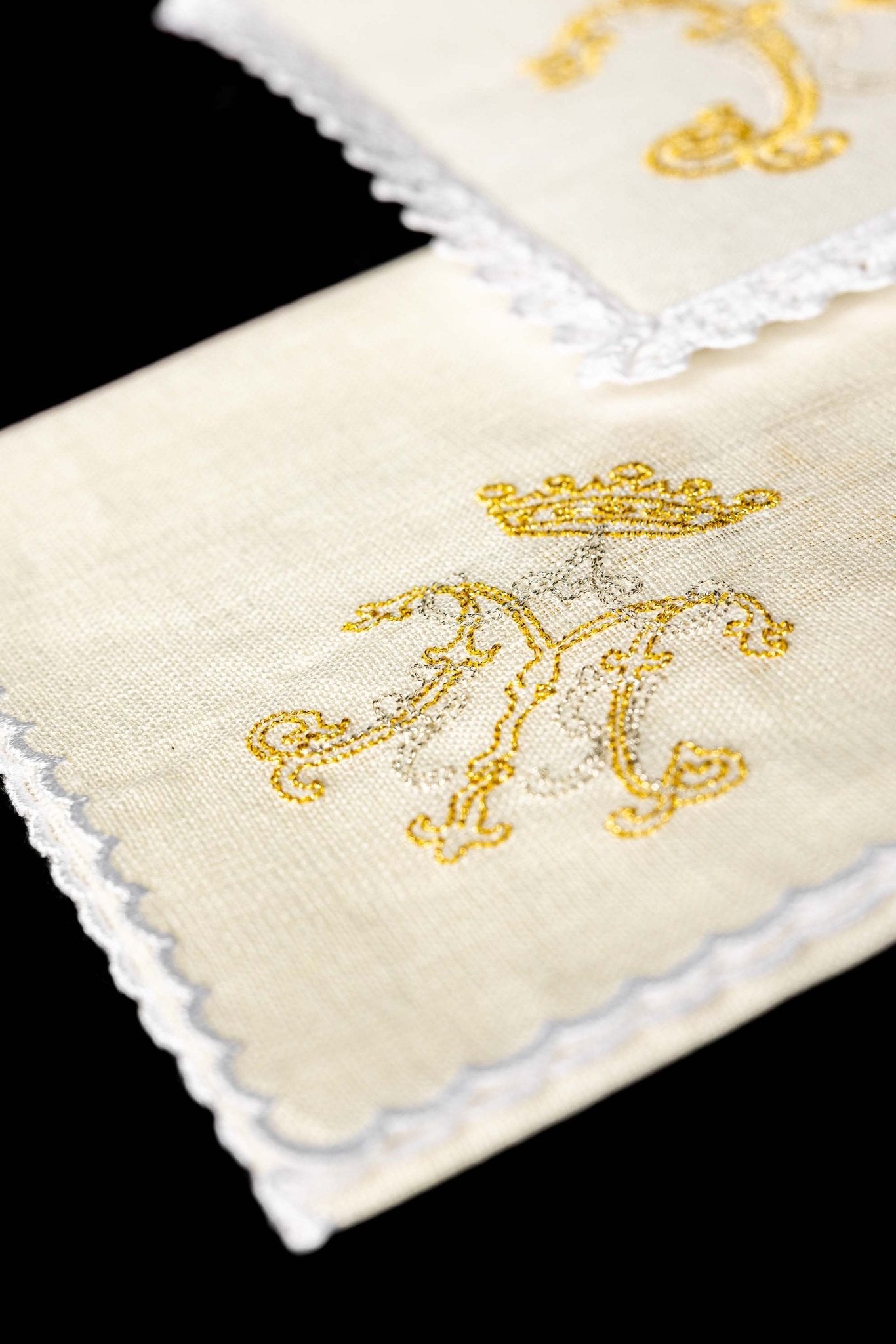 Linge d'autel en lin avec une broderie dorée mariale KKL/020 - CHASUBLES.FR