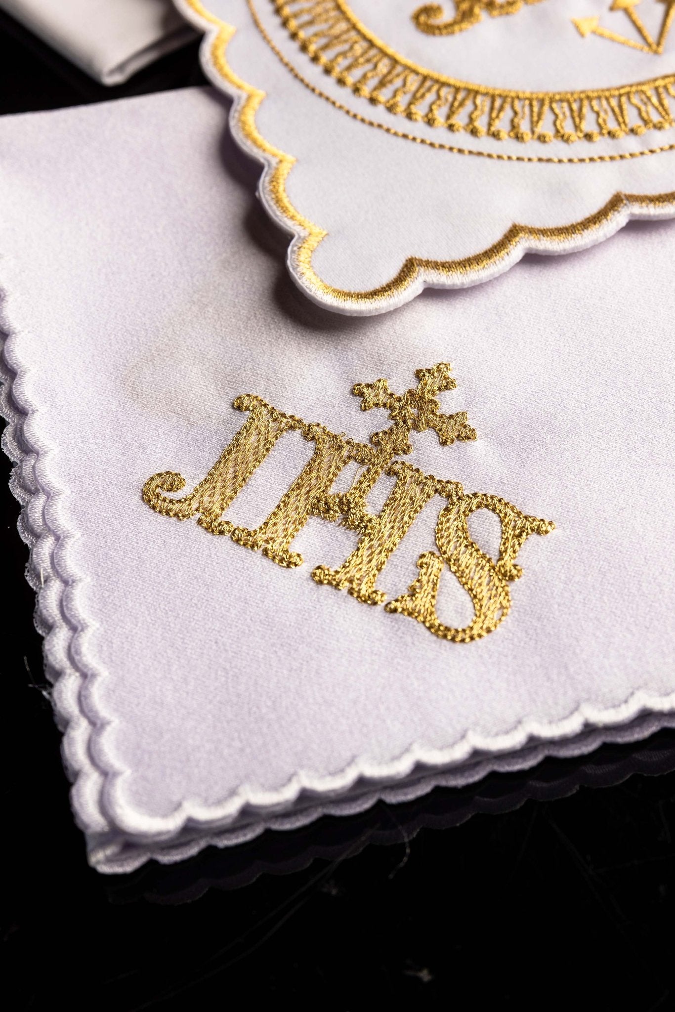 Linge d'autel en lin brodé avec le motif IHS KK/082 - CHASUBLES.FR