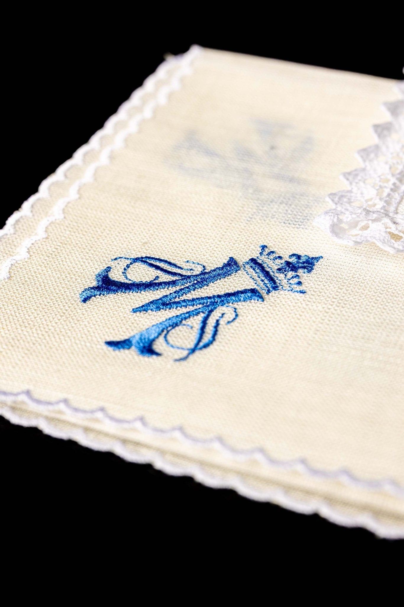 Linge d'autel en lin brodé avec le motif marial KKL/161 - CHASUBLES.FR