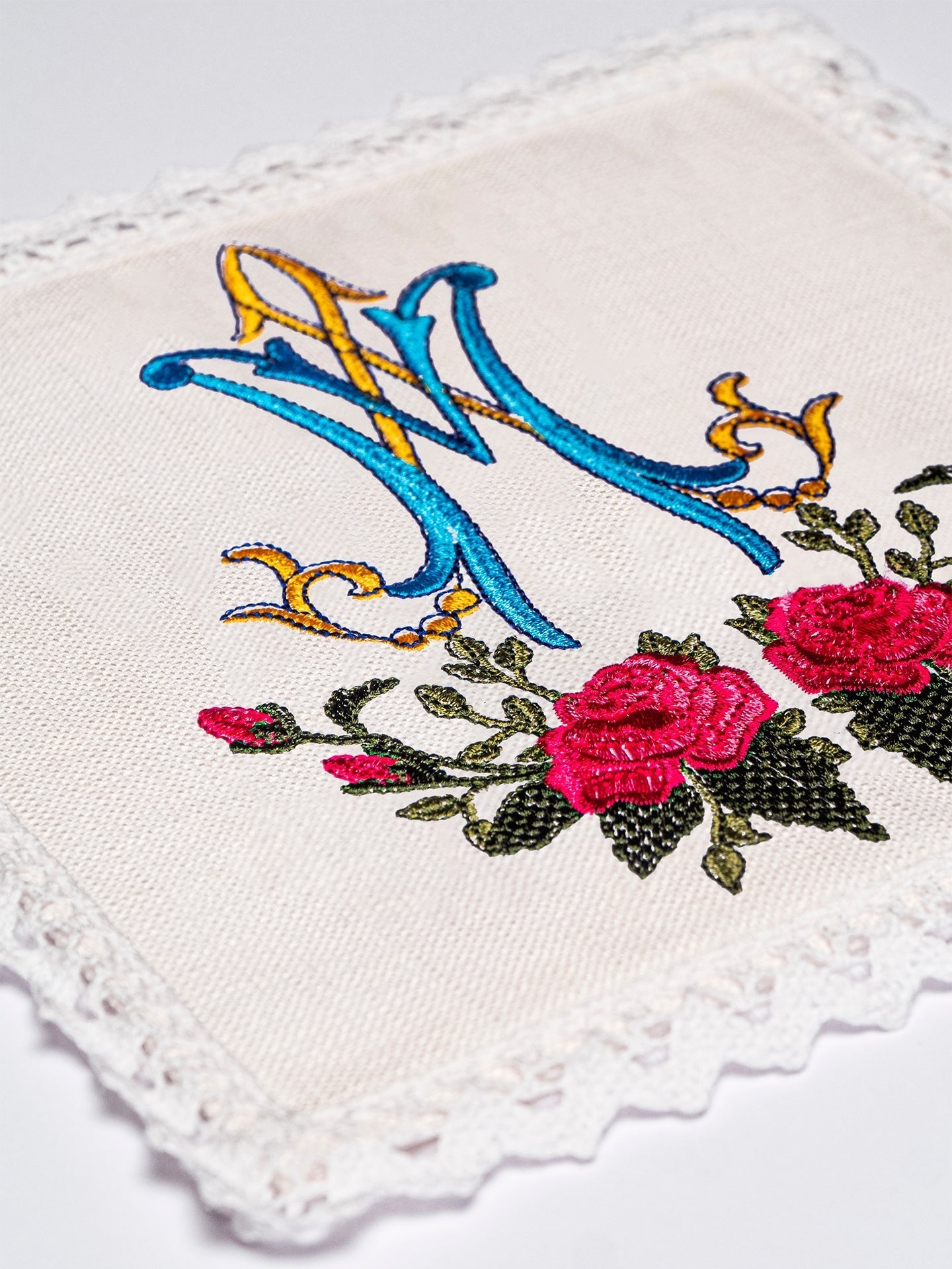Linge d'autel en lin brodé avec un motif marial coloré KKL/078 - CHASUBLES.FR