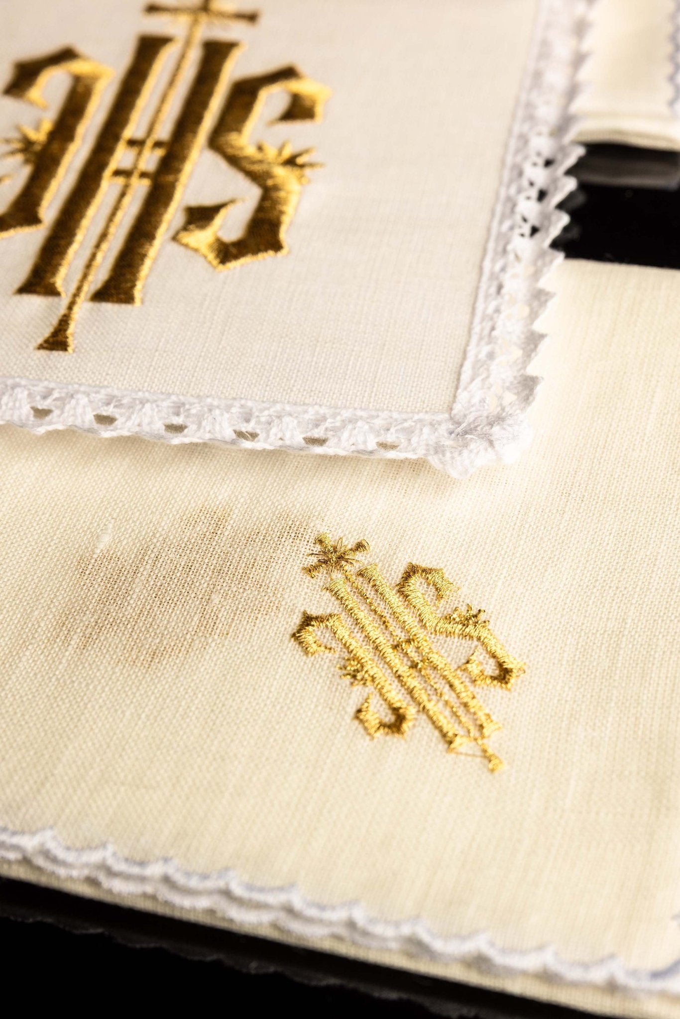 Linge d'autel en lin brodé d'un motif IHS KKL/029/C1 - CHASUBLES.FR