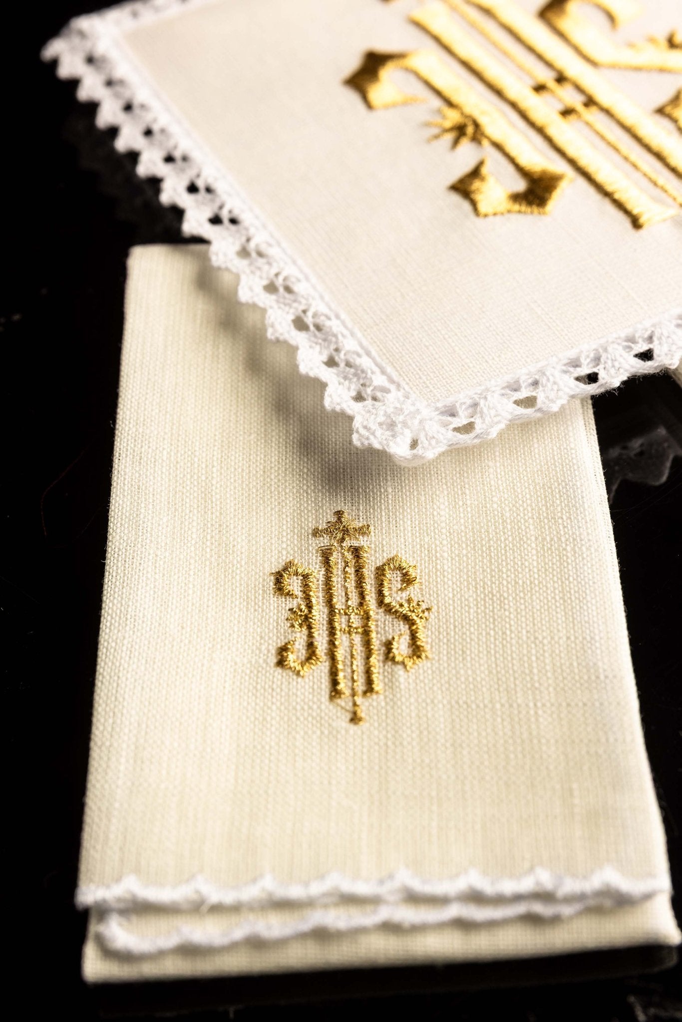 Linge d'autel en lin brodé d'un motif IHS KKL/029/C1 - CHASUBLES.FR