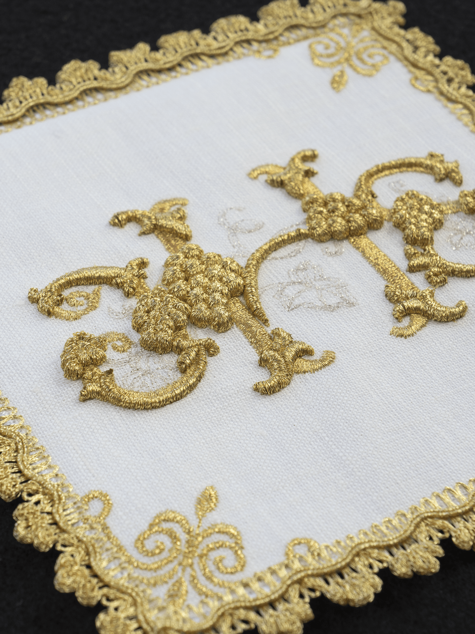 Linge d'autel en lin brodé IHS HA/5011 - CHASUBLES.FR