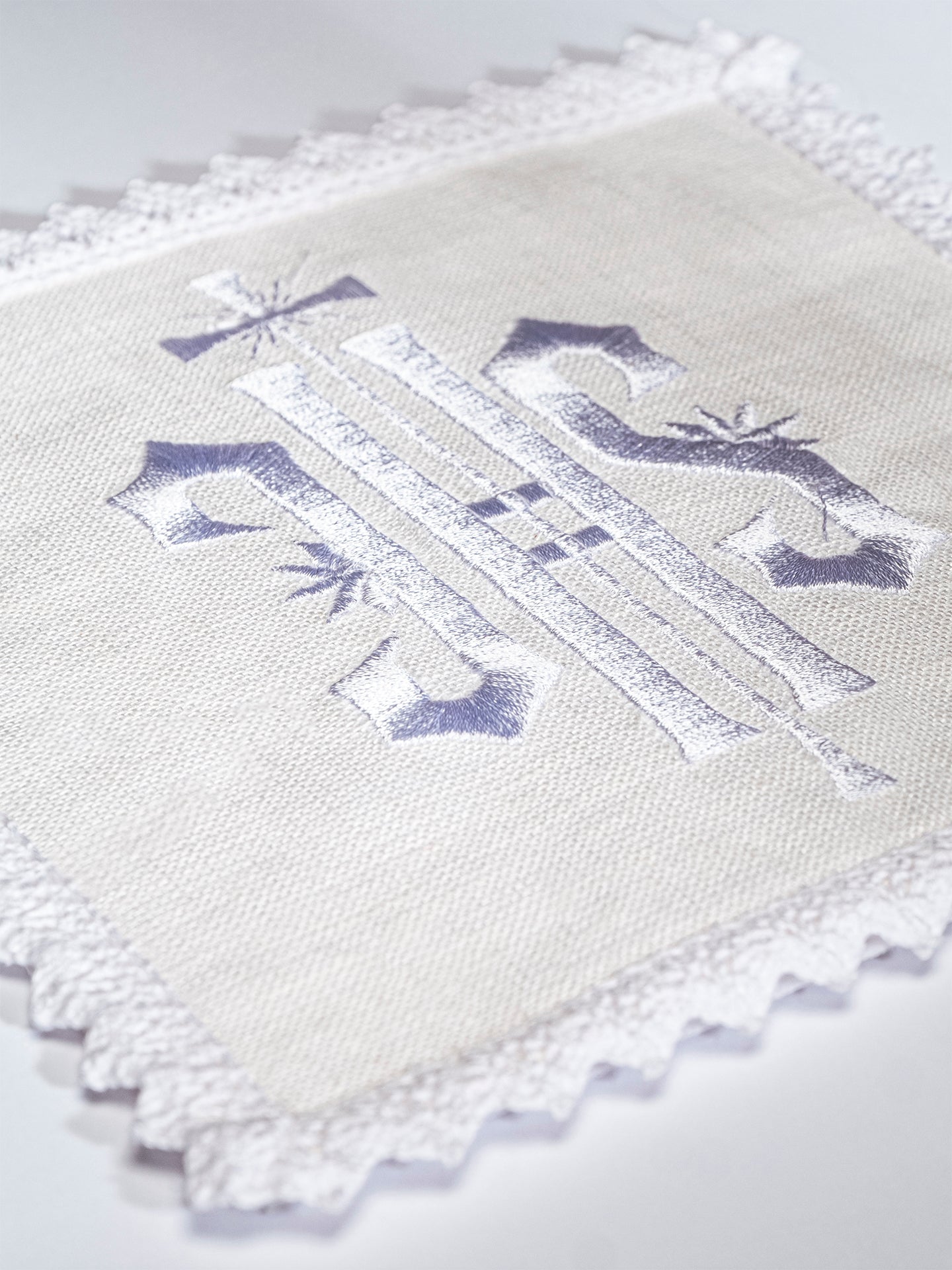 Linge d'autel en lin brodé IHS lin avec broderie blanche KKL/029/C2 - CHASUBLES.FR