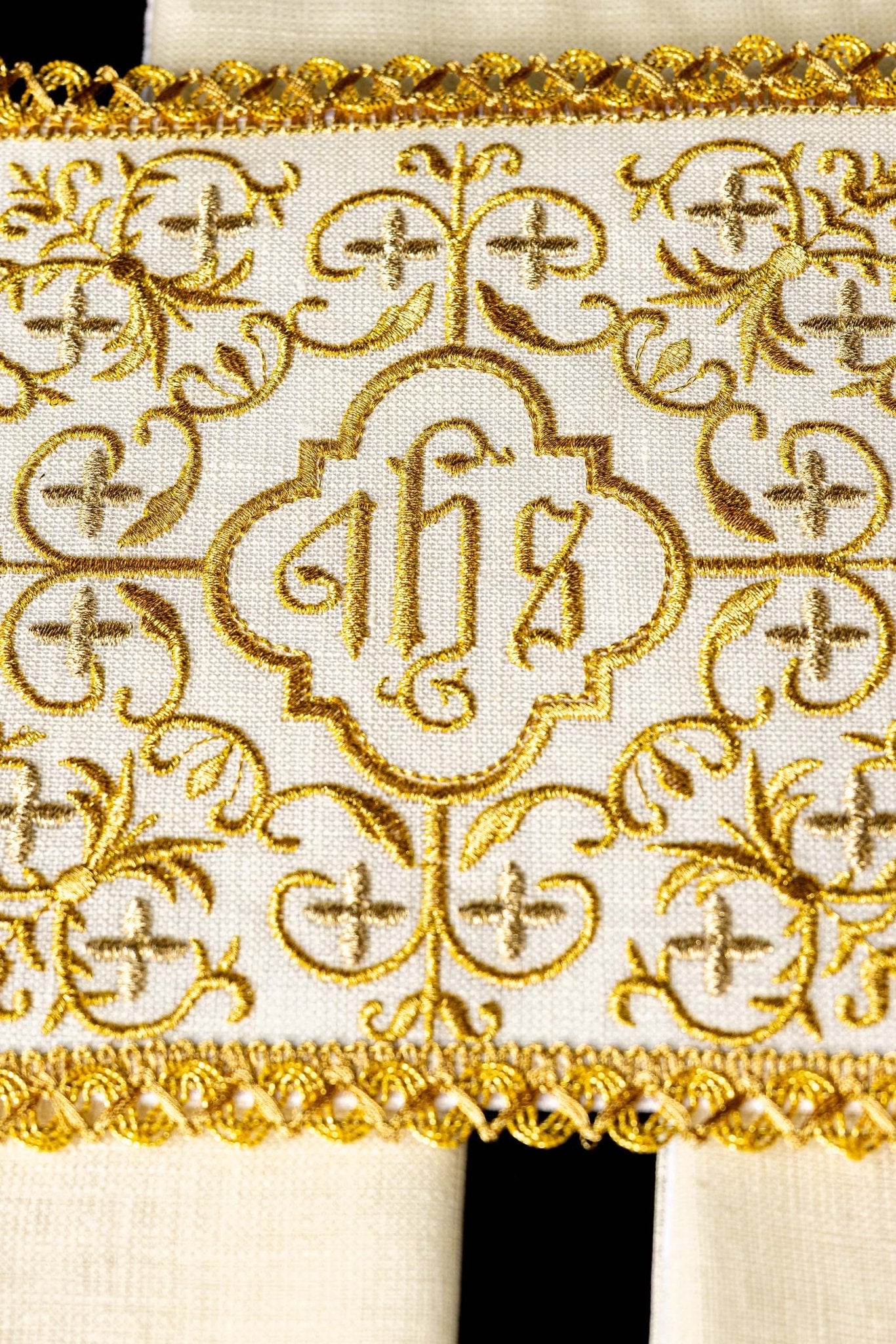 Linge d'autel en lin représentant la Sainte Famille S-5011 - CHASUBLES.FR