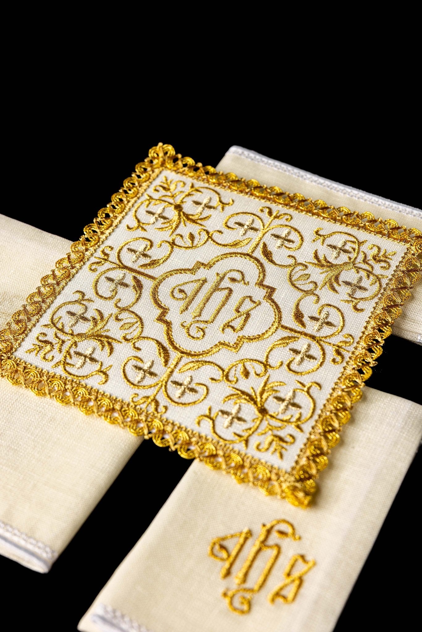 Linge d'autel en lin représentant la Sainte Famille S-5011 - CHASUBLES.FR
