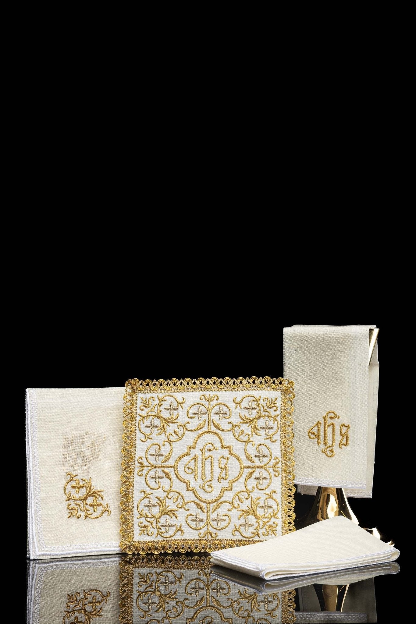 Linge d'autel en lin représentant la Sainte Famille S-5011 - CHASUBLES.FR
