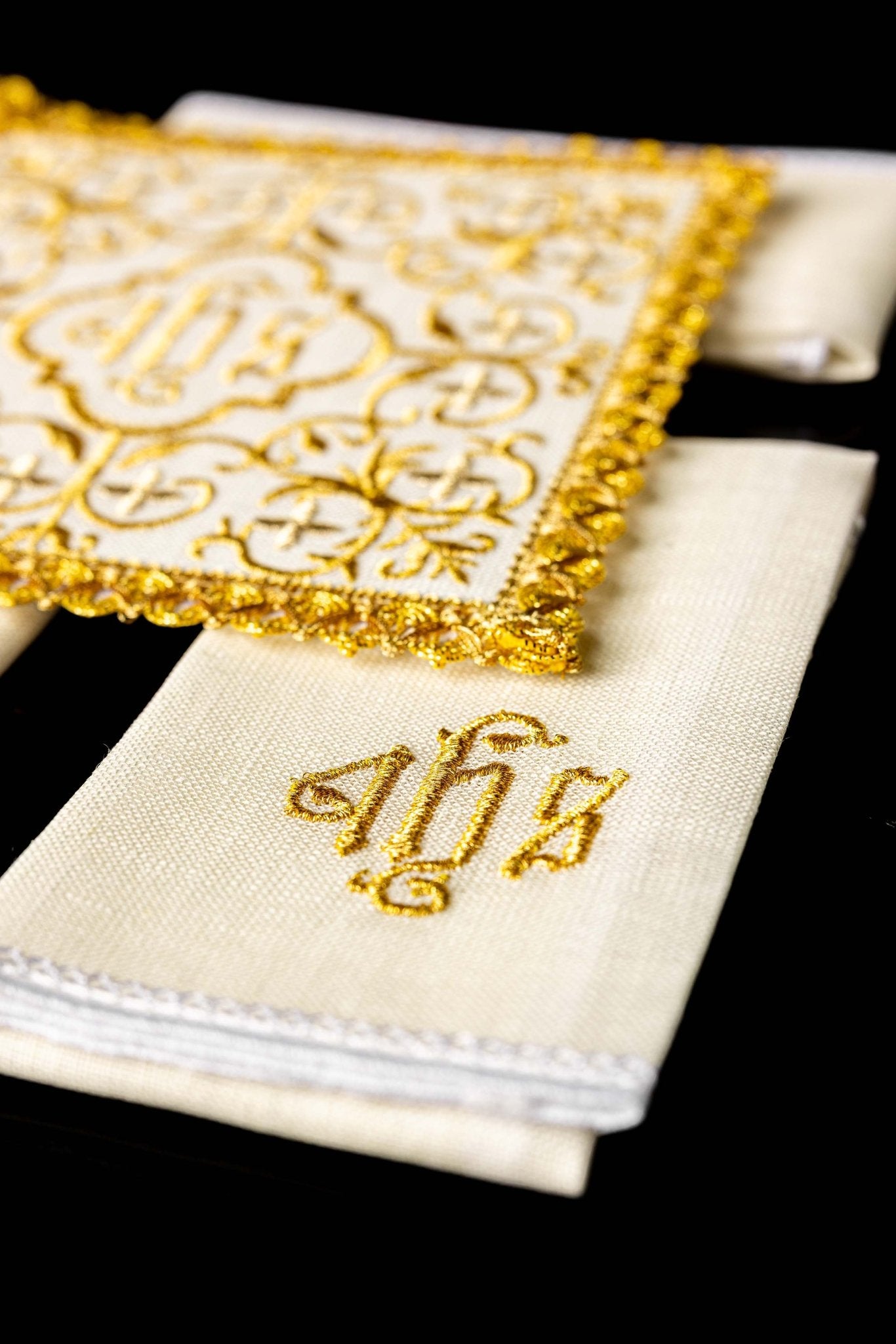 Linge d'autel en lin représentant la Sainte Famille S-5011 - CHASUBLES.FR