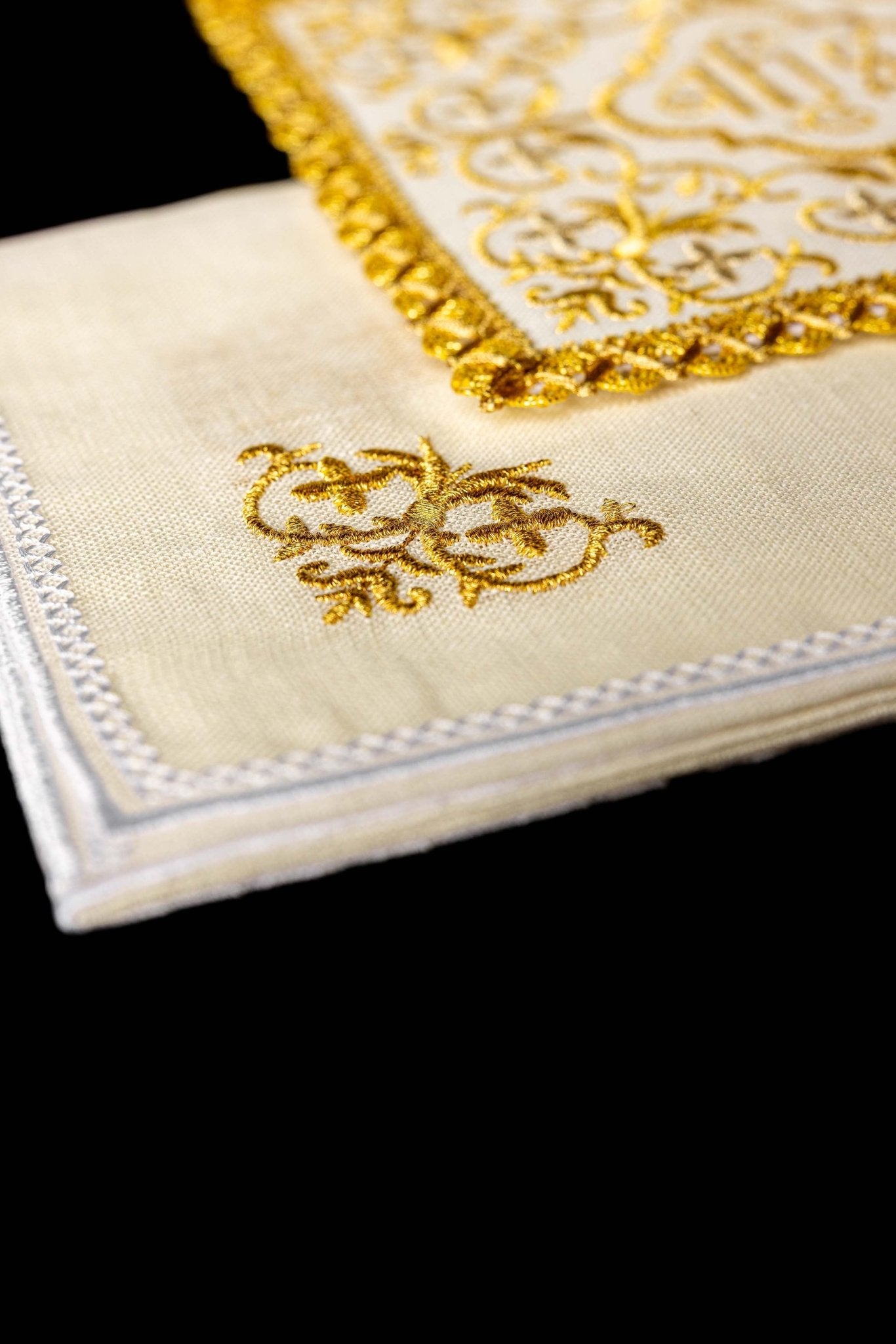 Linge d'autel en lin représentant la Sainte Famille S-5011 - CHASUBLES.FR