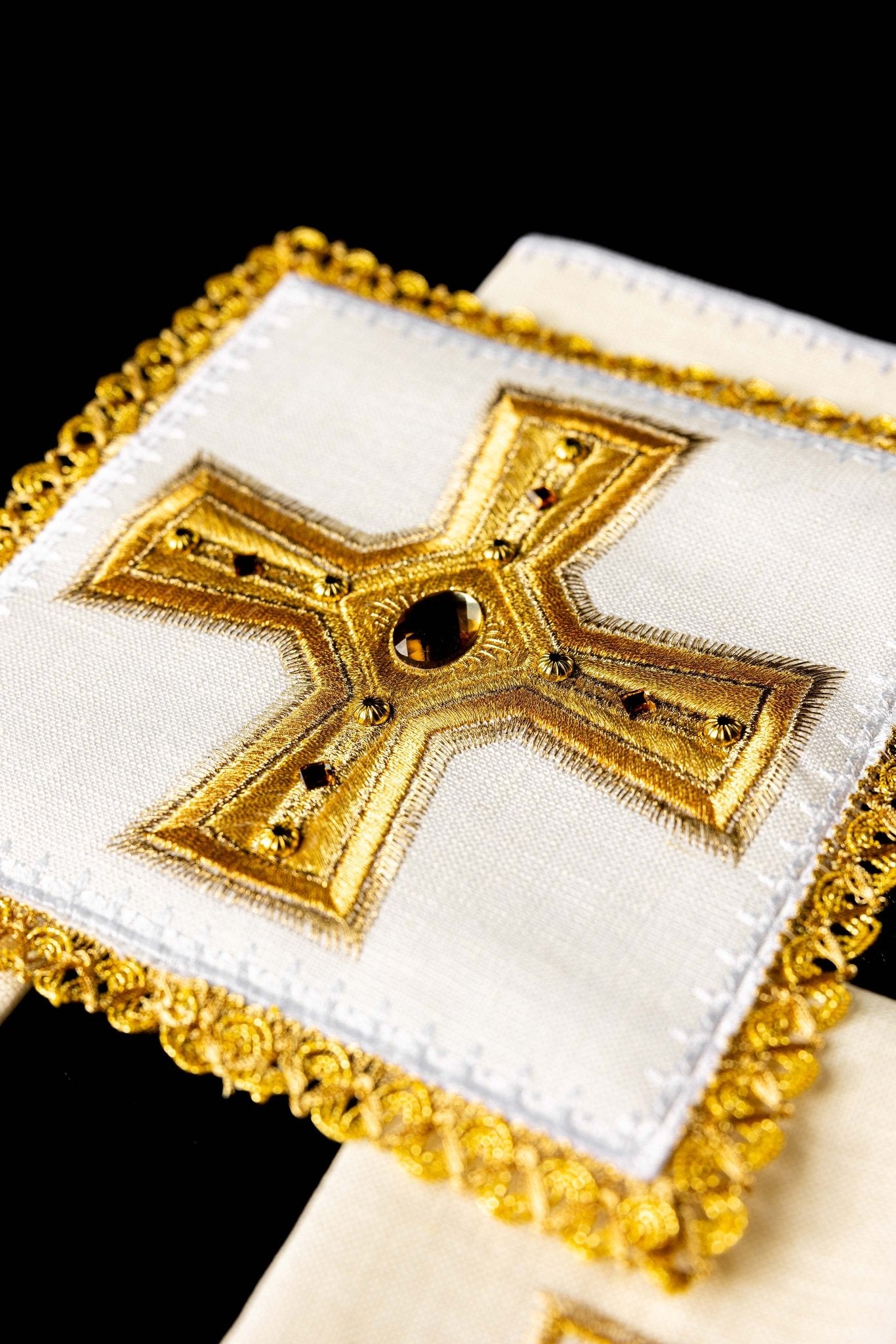 Linge d'autel en lin richement brodé avec des pierres LE/5003 - CHASUBLES.FR