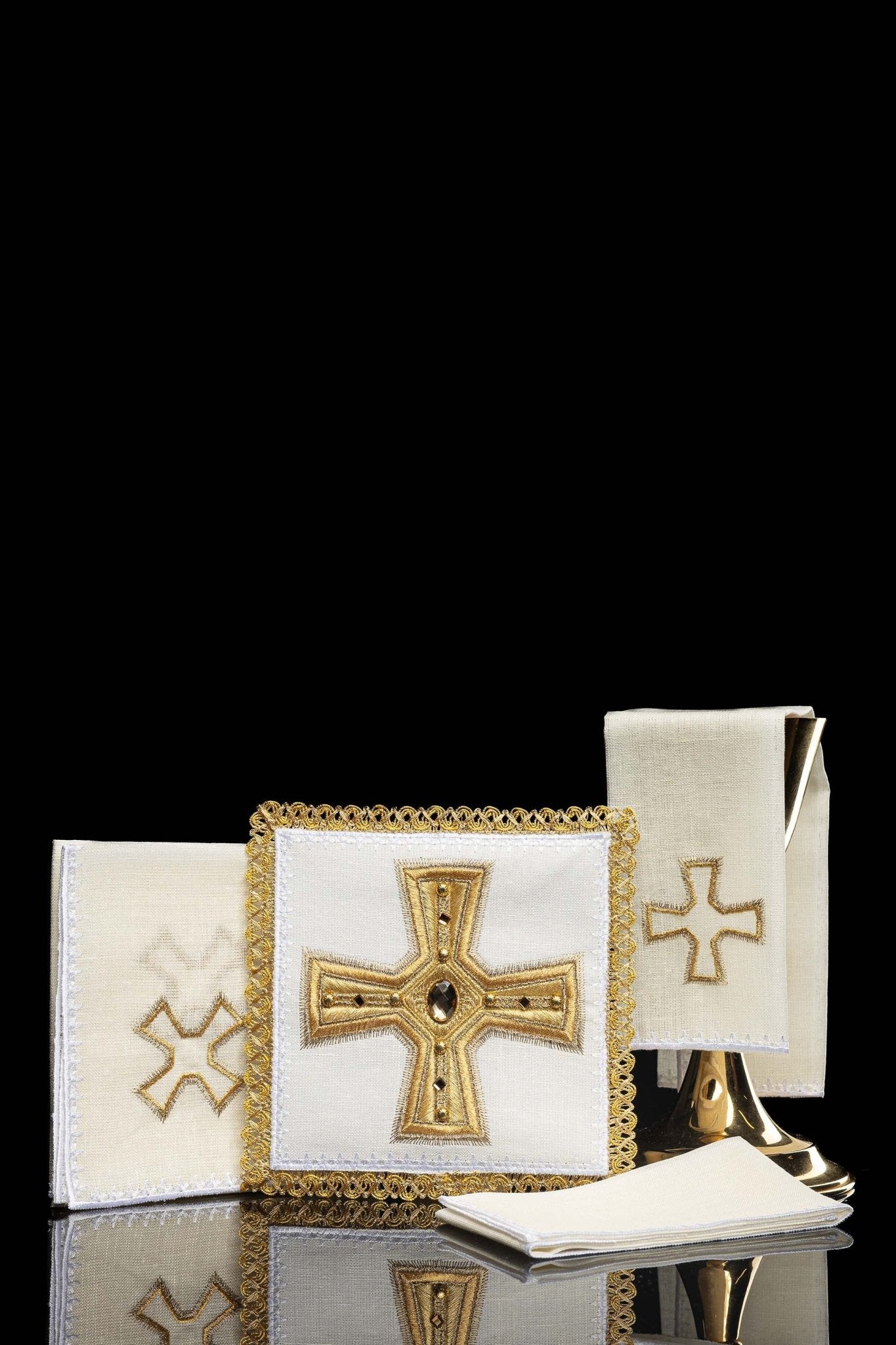 Linge d'autel en lin richement brodé avec des pierres LE/5003 - CHASUBLES.FR