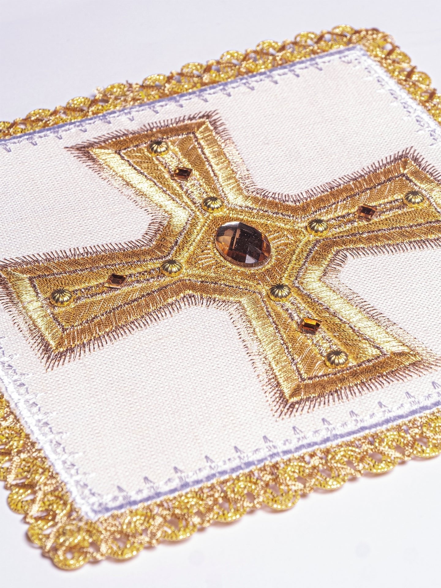 Linge d'autel en lin richement brodé avec des pierres LE/5003 - CHASUBLES.FR