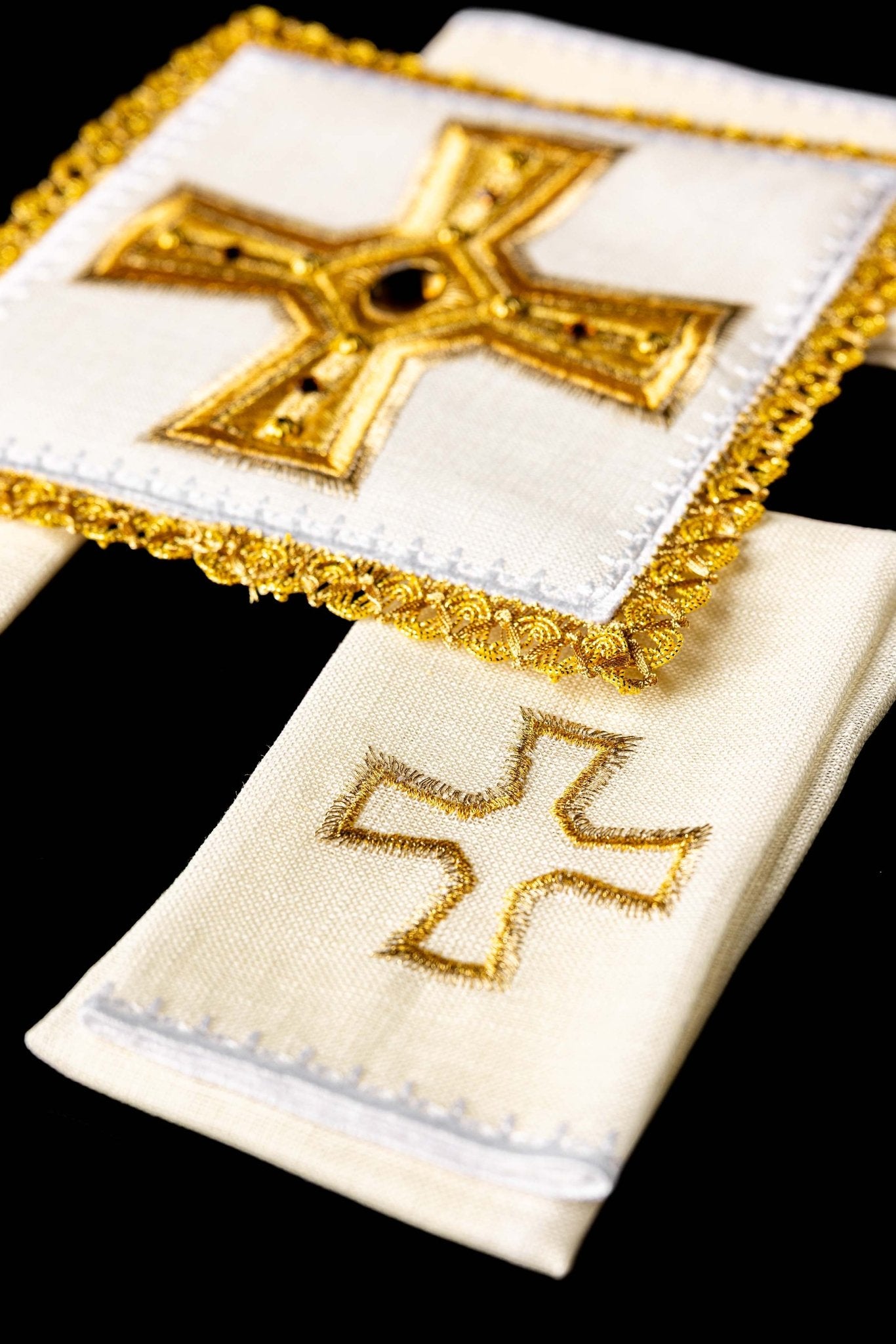 Linge d'autel en lin richement brodé avec des pierres LE/5003 - CHASUBLES.FR