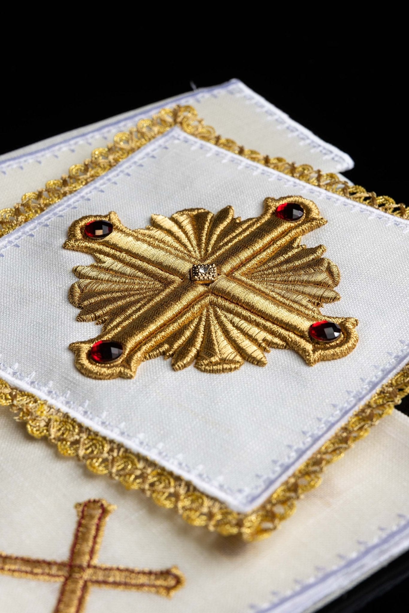 Linge d'autel en lin richement brodé avec des pierres. Fabriqué en lin LE/5010 - CHASUBLES.FR