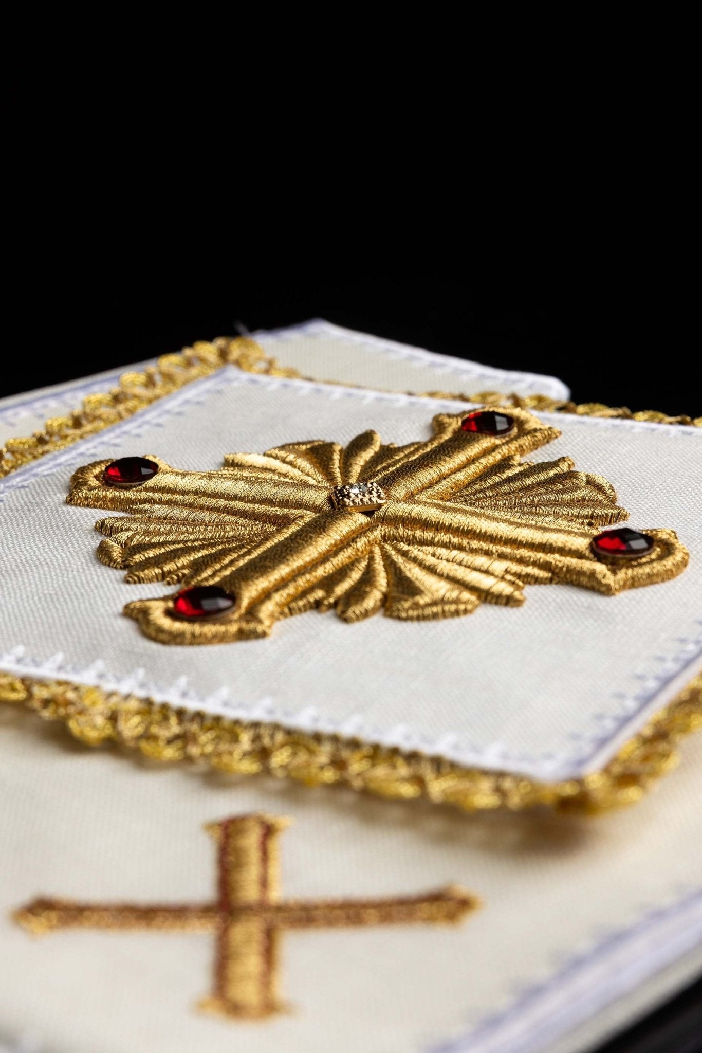 Linge d'autel en lin richement brodé avec des pierres. Fabriqué en lin LE/5010 - CHASUBLES.FR