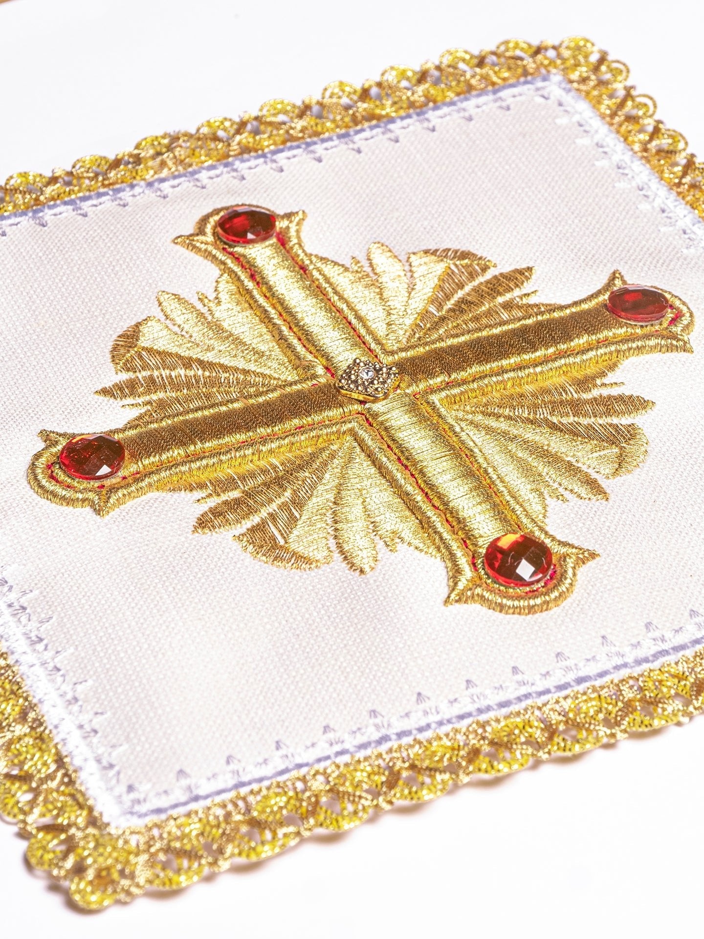 Linge d'autel en lin richement brodé avec des pierres. Fabriqué en lin LE/5010 - CHASUBLES.FR