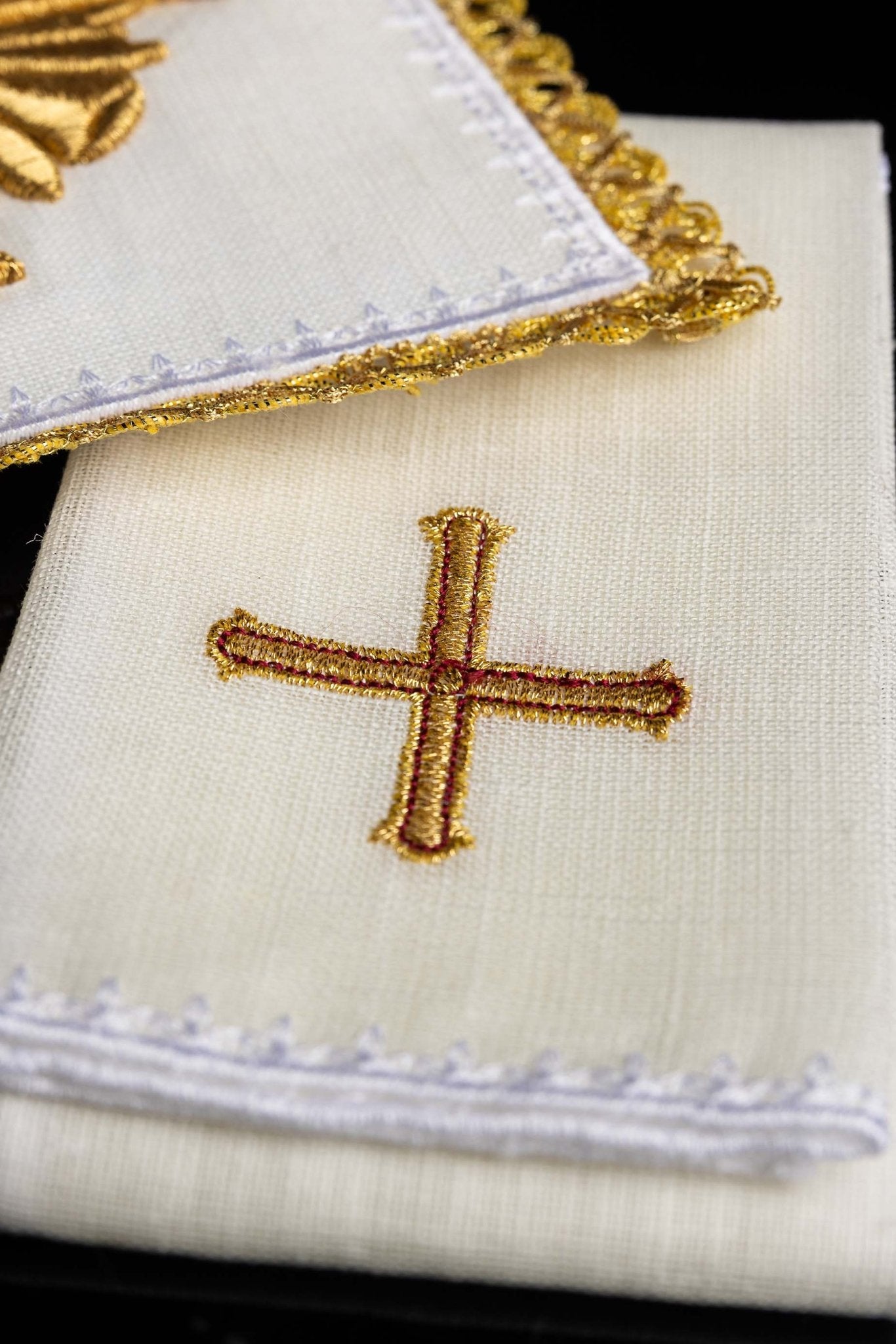 Linge d'autel en lin richement brodé avec des pierres. Fabriqué en lin LE/5010 - CHASUBLES.FR