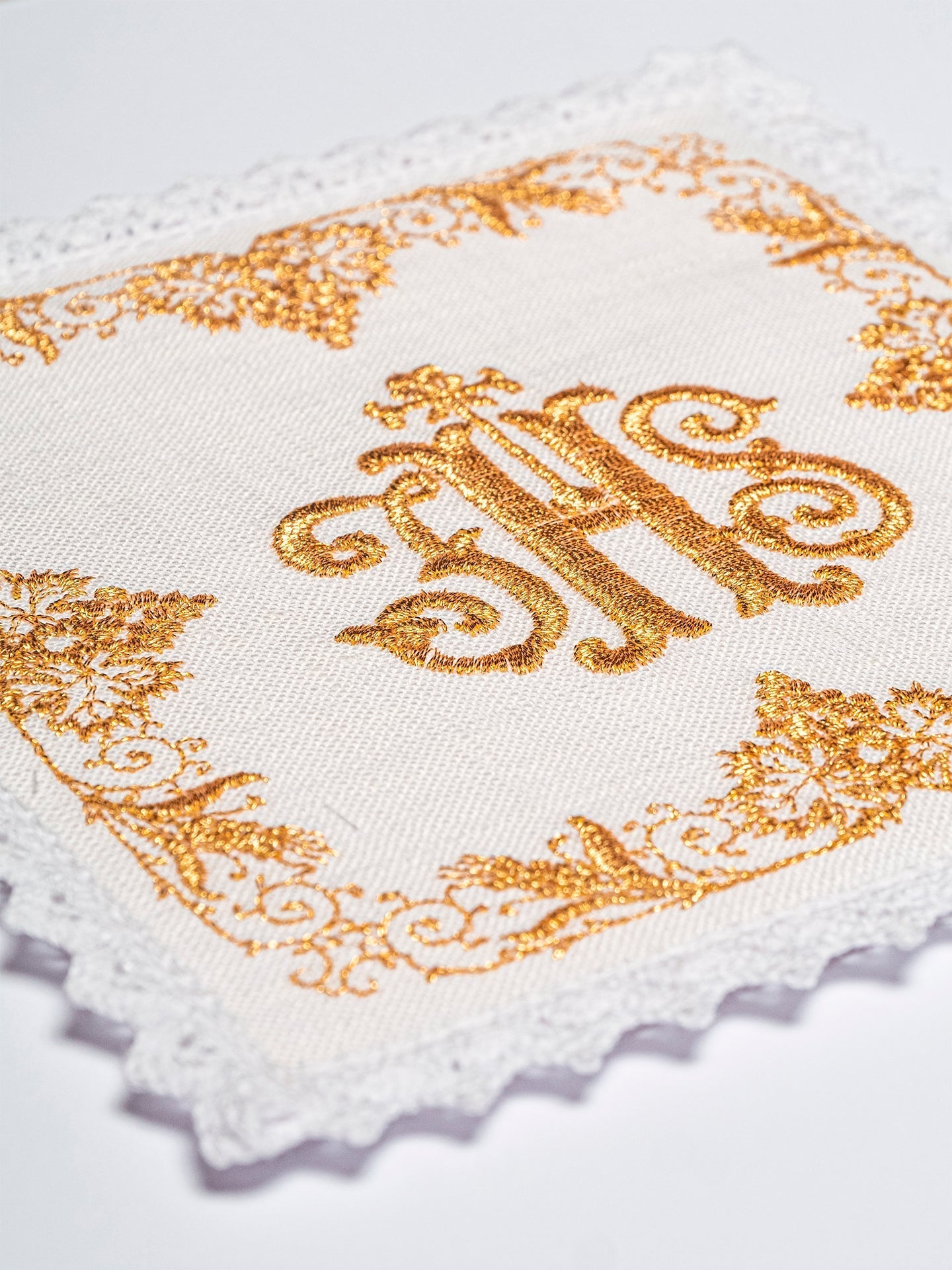 Linge d'autel en lin richement décoré lin IHS KKL/049 - CHASUBLES.FR