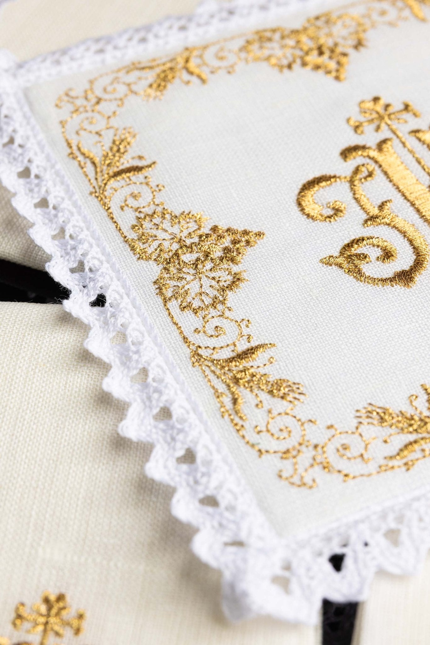 Linge d'autel en lin richement décoré lin IHS KKL/049 - CHASUBLES.FR