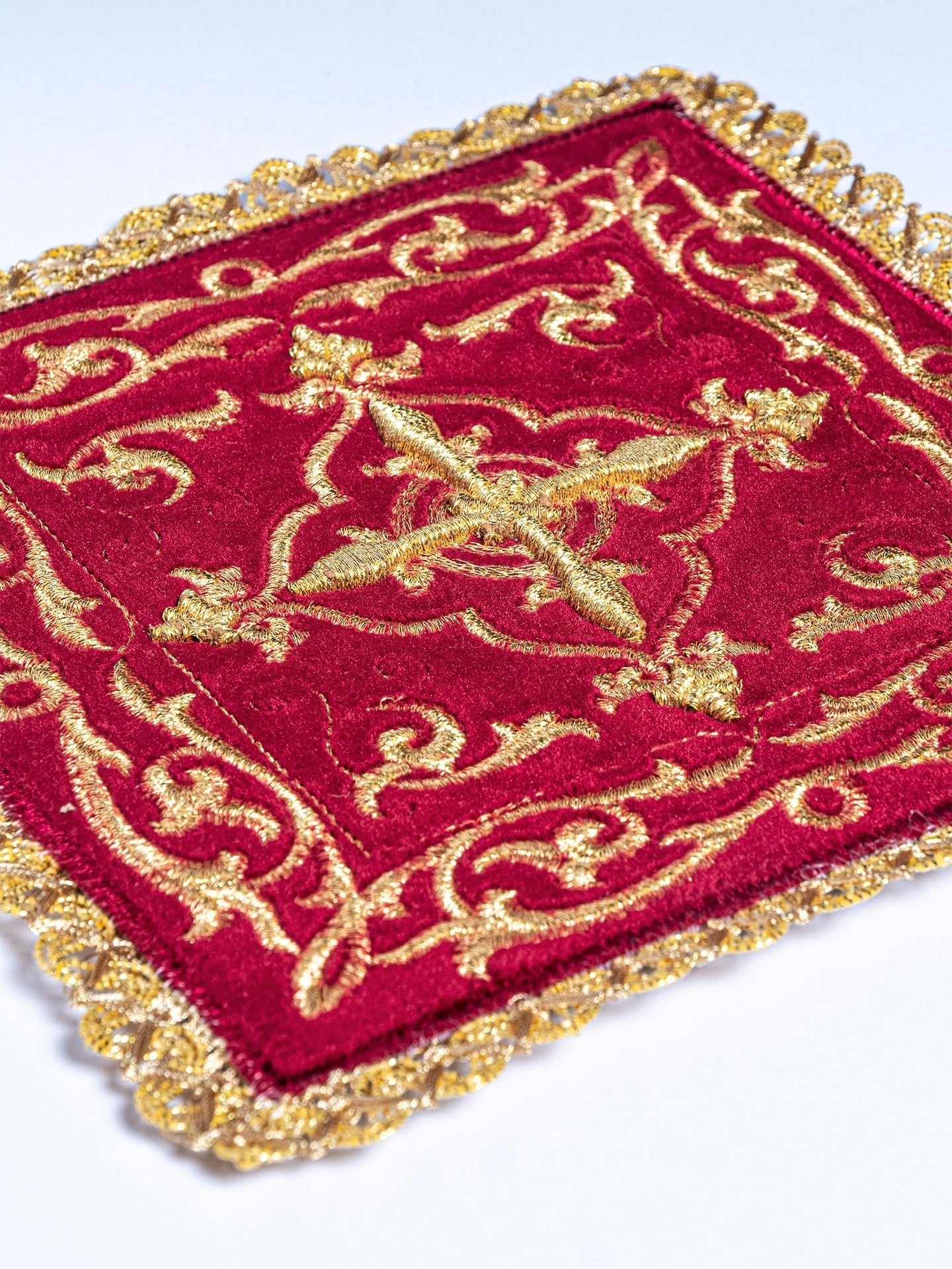 Linge d'autel en velours bordeaux avec une broderie de croix KKL/5003/C1 - CHASUBLES.FR