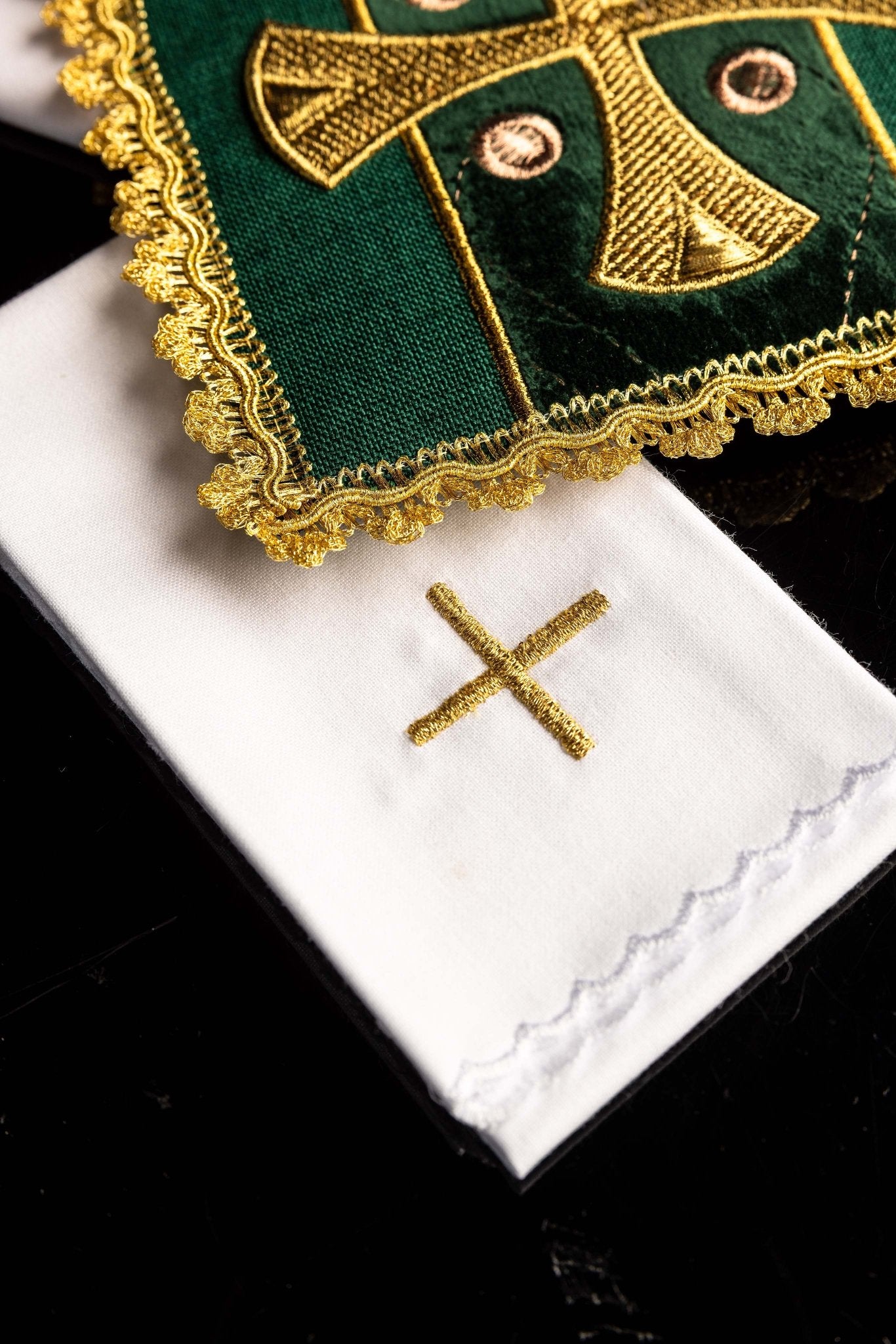 Linge liturgique du calice vert brodé sur velours S-5568/01 - CHASUBLES.FR