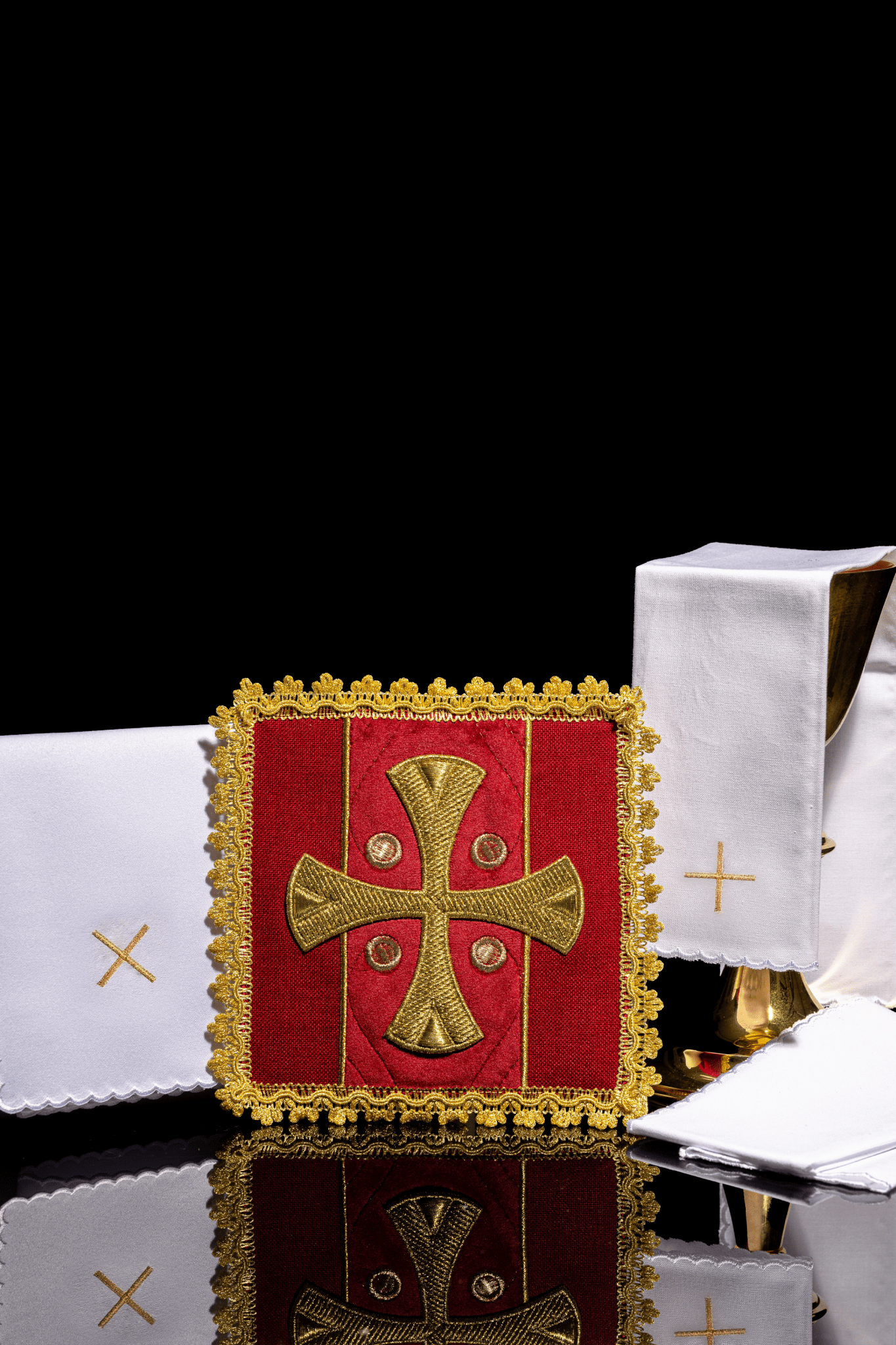 Lingerie brodée rouge en forme de calice sur velours S - 5568/02 - CHASUBLES.FR