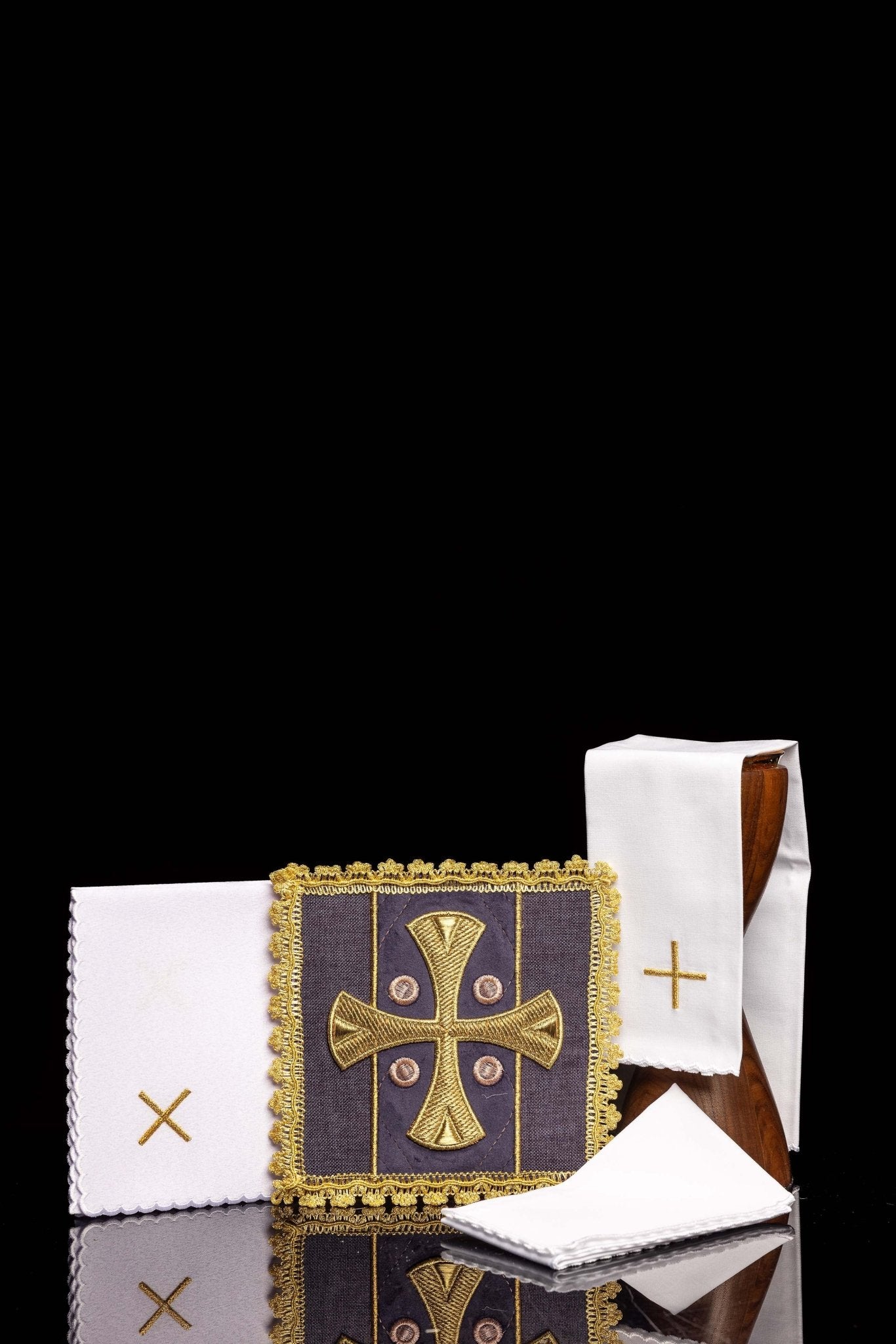Lingerie en dentelle violette brodée sur velours S-5568/03 - CHASUBLES.FR