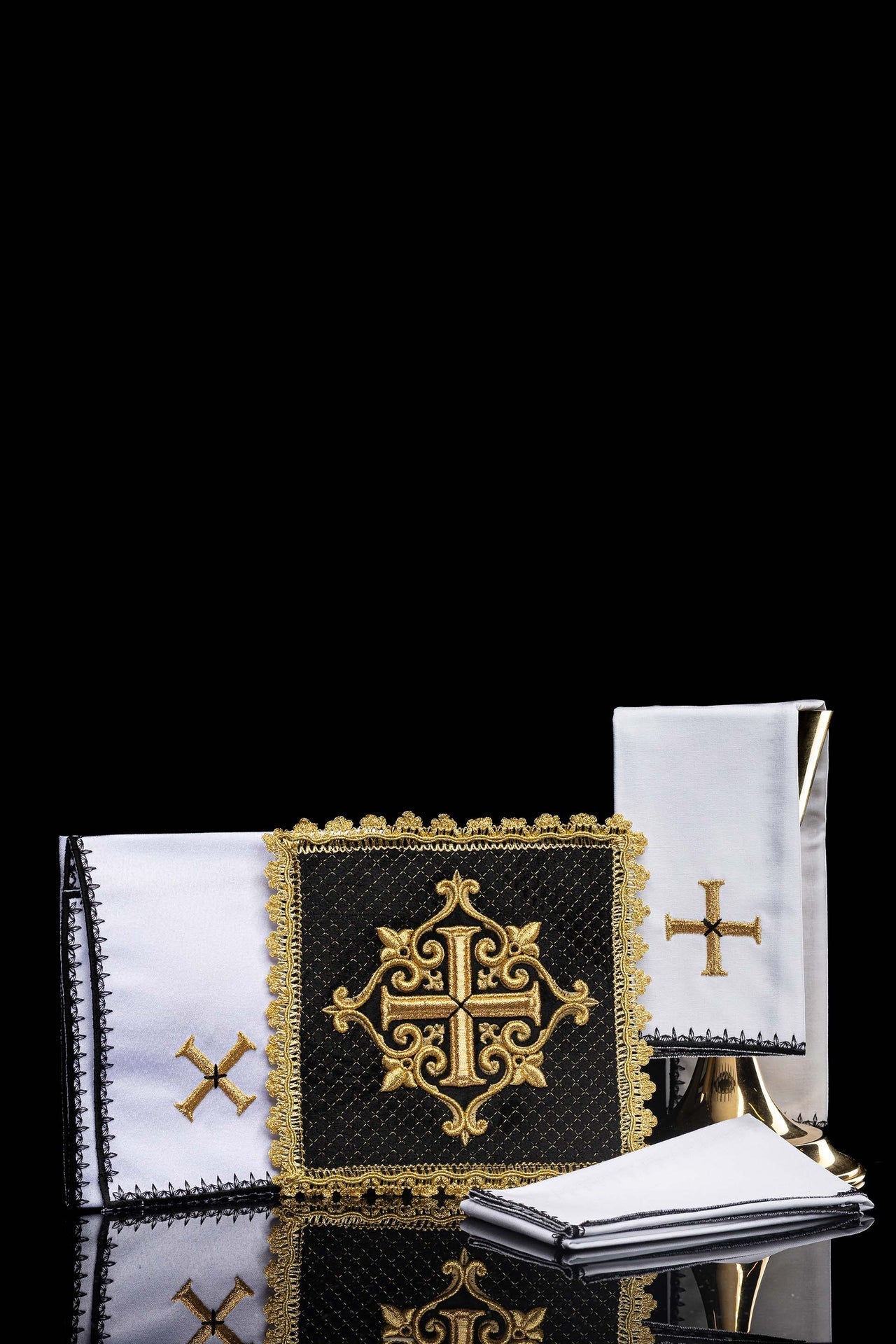 Linges d’autel en velours noir avec croix brodée LE/5029/C5 - CHASUBLES.FR