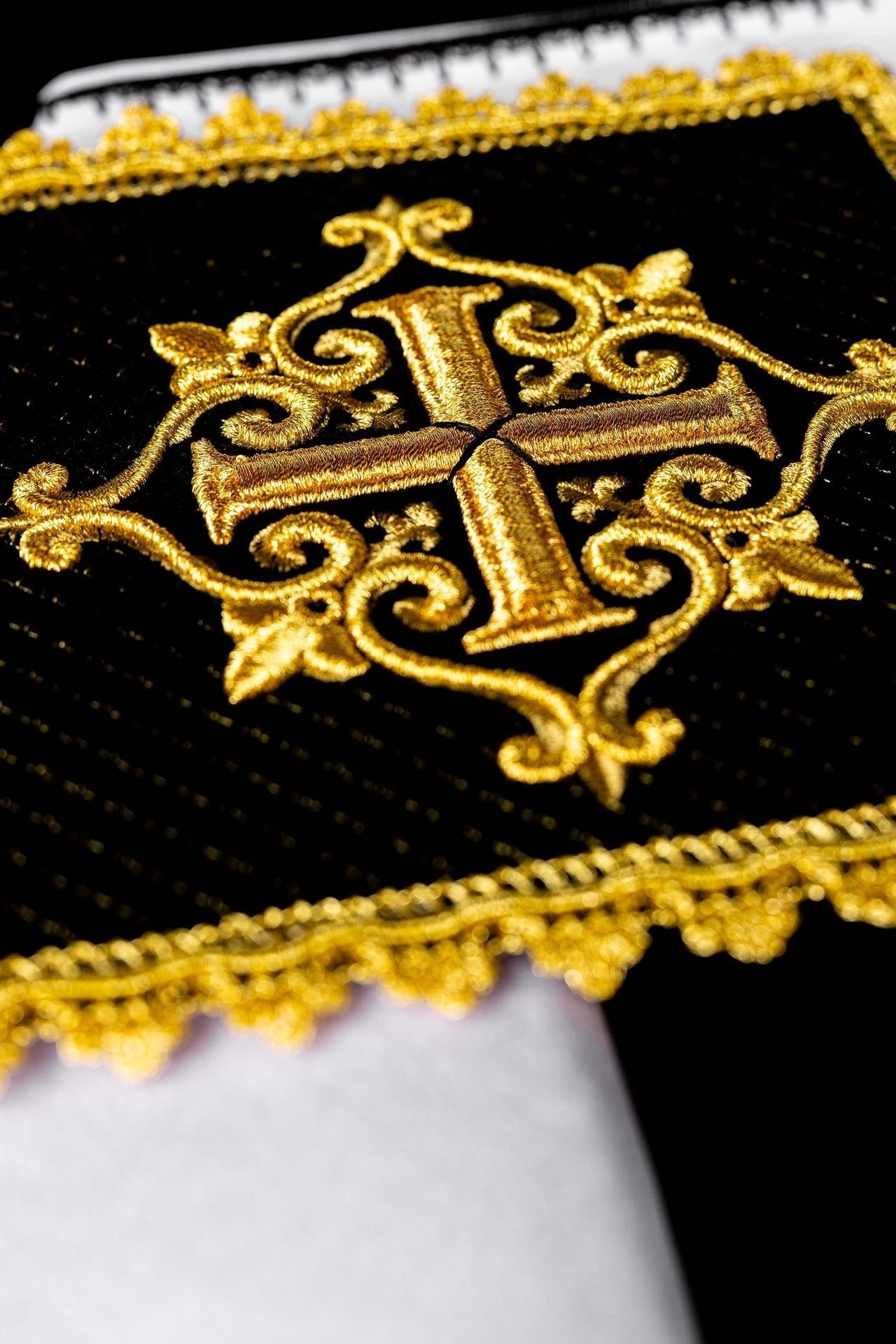 Linges d’autel en velours noir avec croix brodée LE/5029/C5 - CHASUBLES.FR