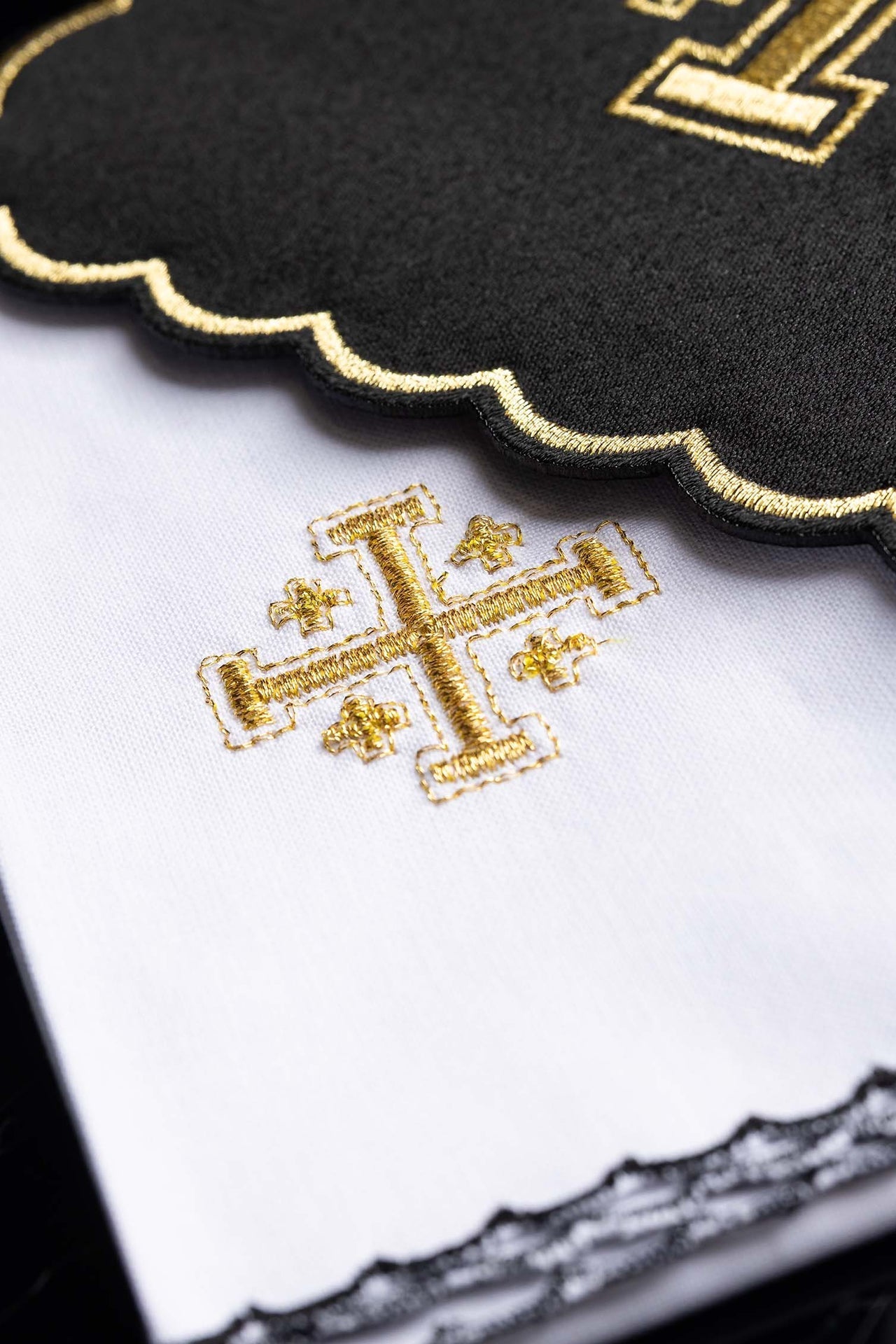 Linges d’autel noirs brodés avec la Croix de Jérusalem KK/030/07 - CHASUBLES.FR