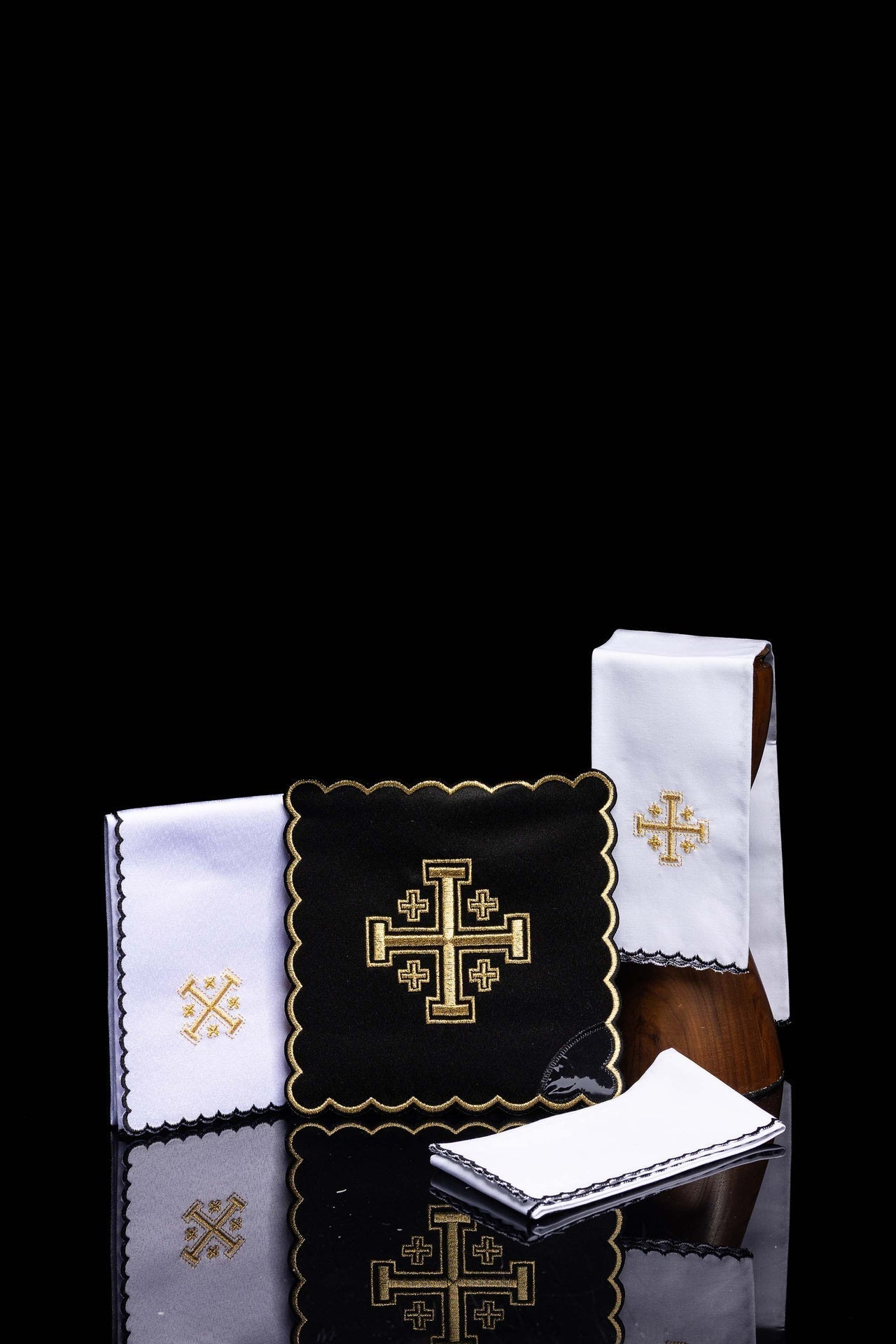 Linges d’autel noirs brodés avec la Croix de Jérusalem KK/030/07 - CHASUBLES.FR