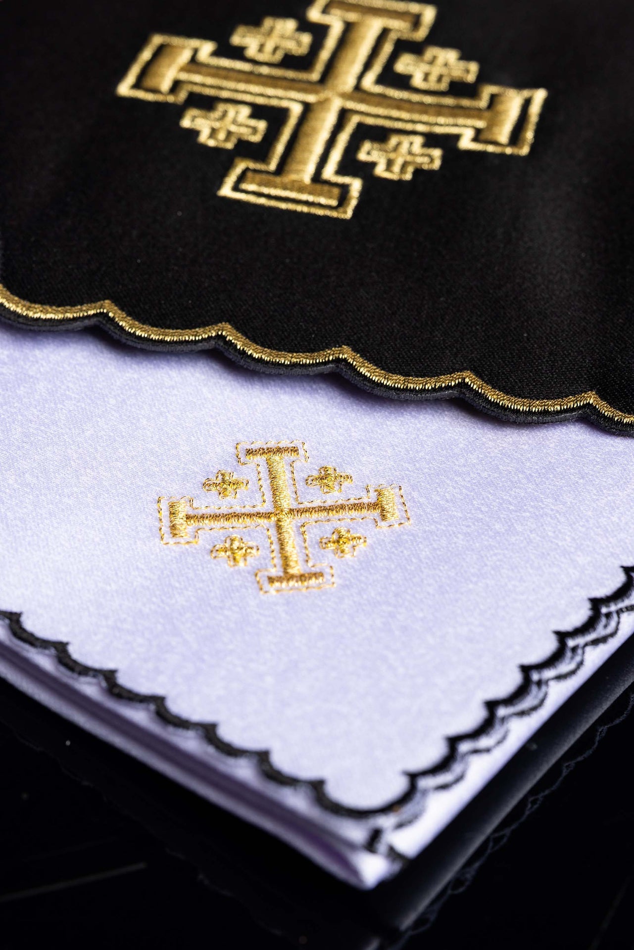Linges d’autel noirs brodés avec la Croix de Jérusalem KK/030/07 - CHASUBLES.FR