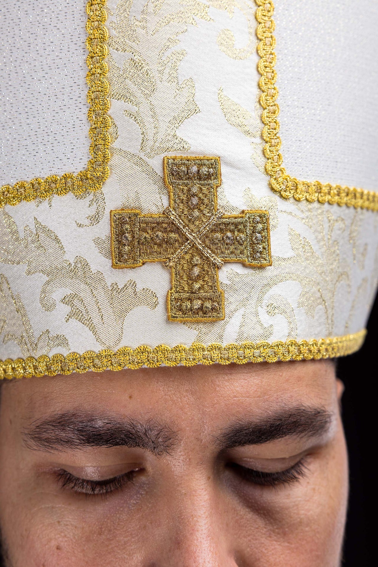 Mitra brodée avec croix ornée de tissu jacquard écru LE/9075/05-1 - CHASUBLES.FR
