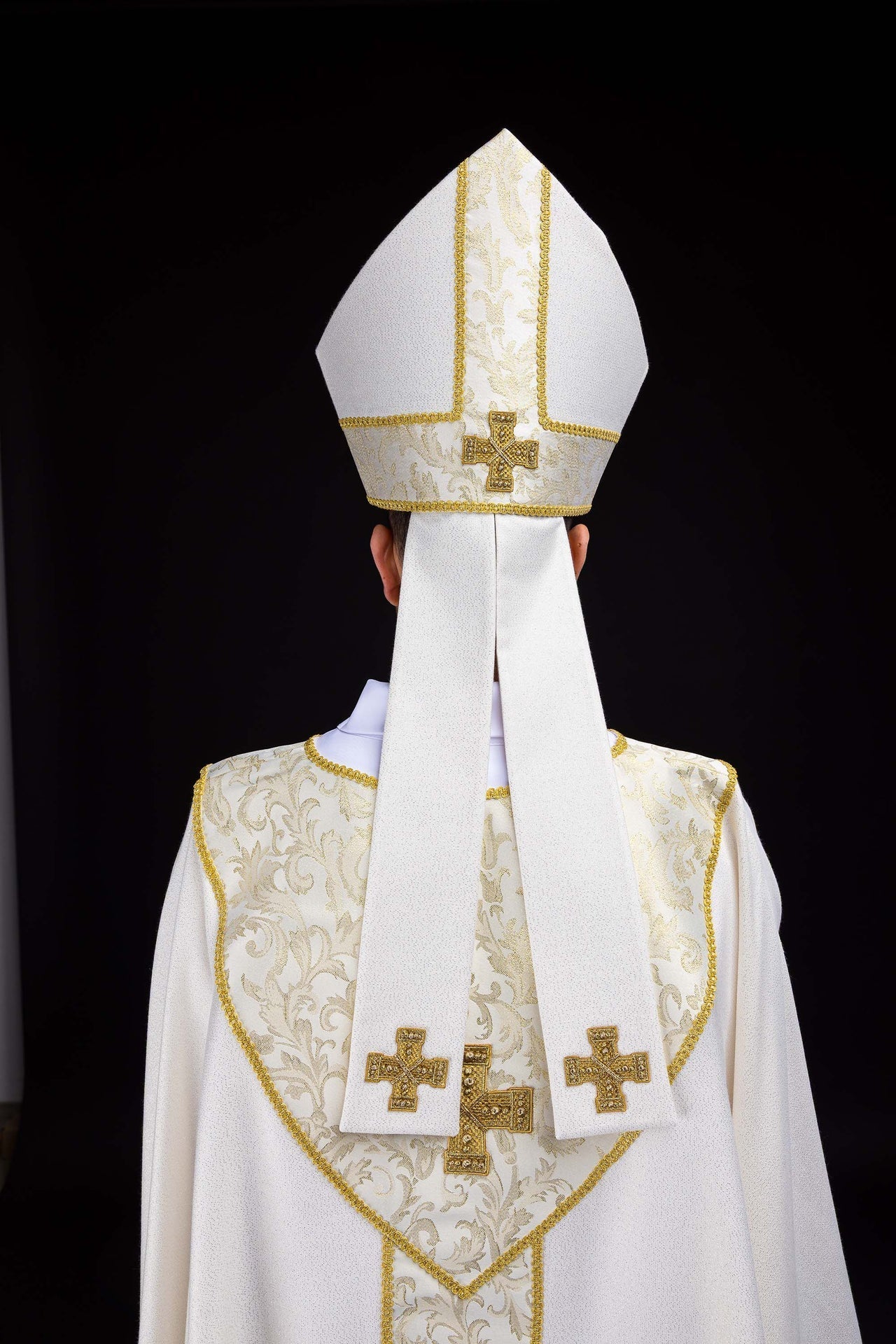 Mitra brodée avec croix ornée de tissu jacquard écru LE/9075/05-1 - CHASUBLES.FR