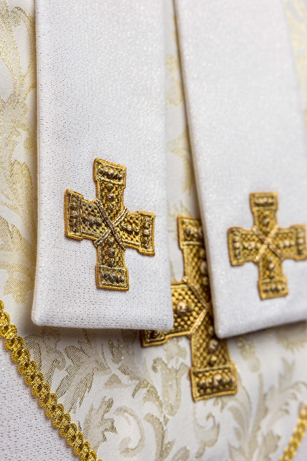 Mitra brodée avec croix ornée de tissu jacquard écru LE/9075/05-1 - CHASUBLES.FR