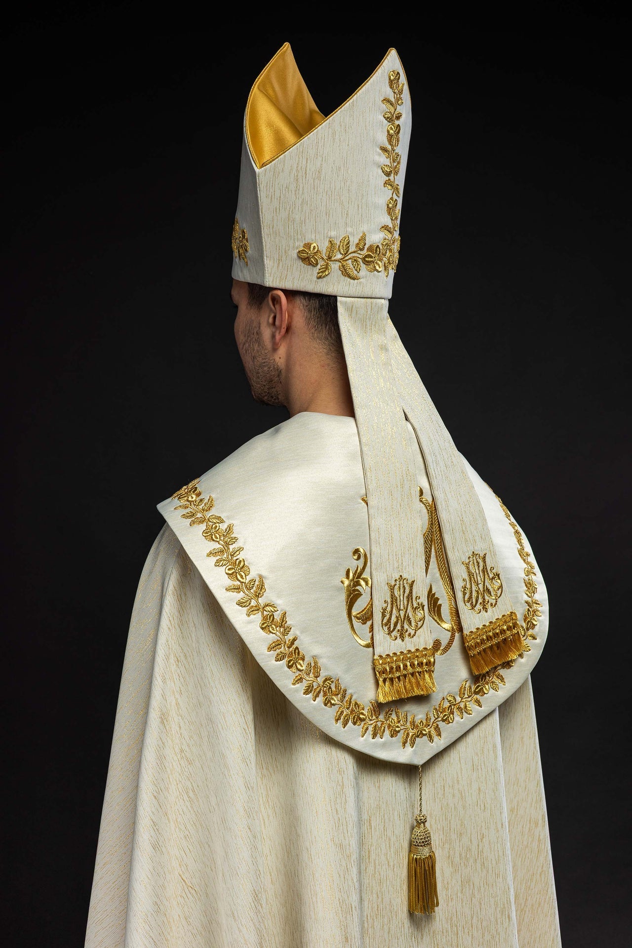 Mitra richement brodée avec motif marial KMR/016/05/86-1 - CHASUBLES.FR