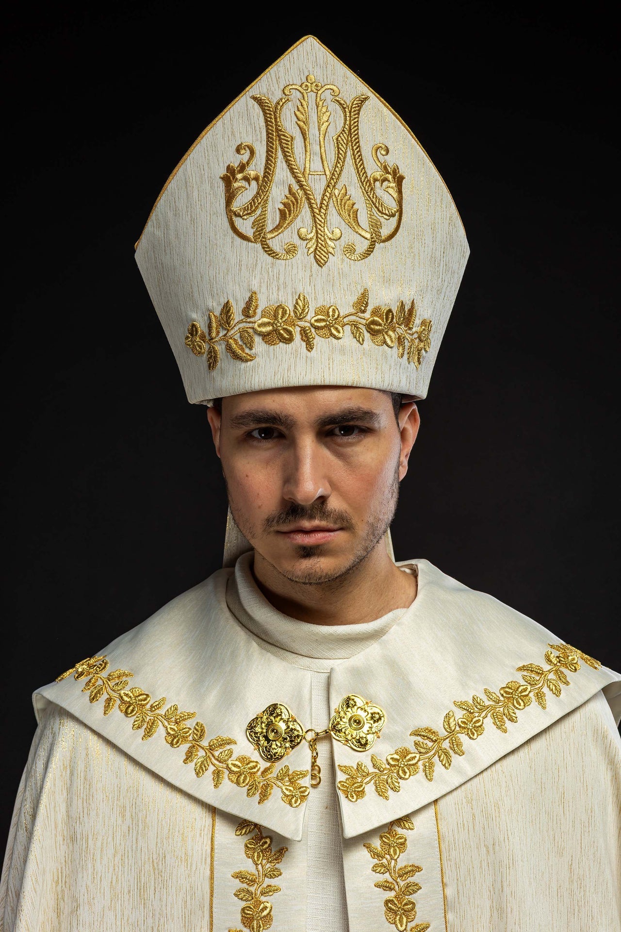 Mitra richement brodée avec motif marial KMR/016/05/86-1 - CHASUBLES.FR