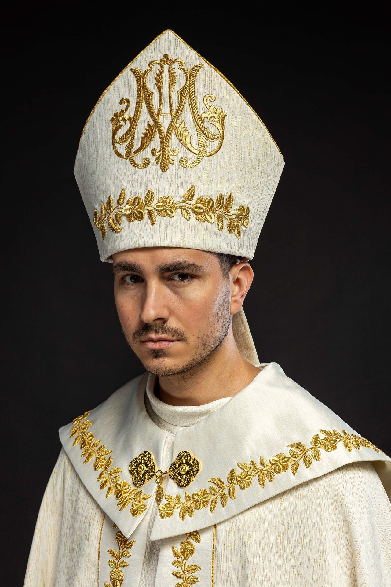 Mitra richement brodée avec motif marial KMR/016/05/86-1 - CHASUBLES.FR