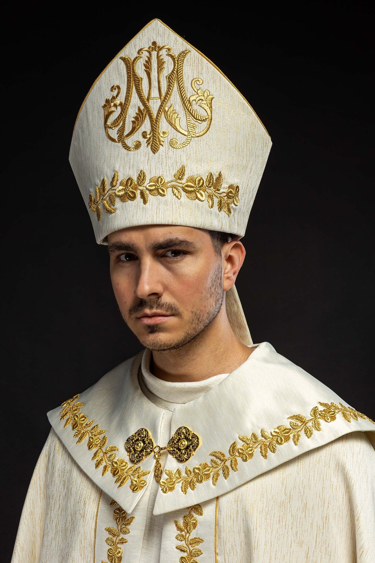 Mitra richement brodée avec motif marial KMR/016/05/86-1 - CHASUBLES.FR