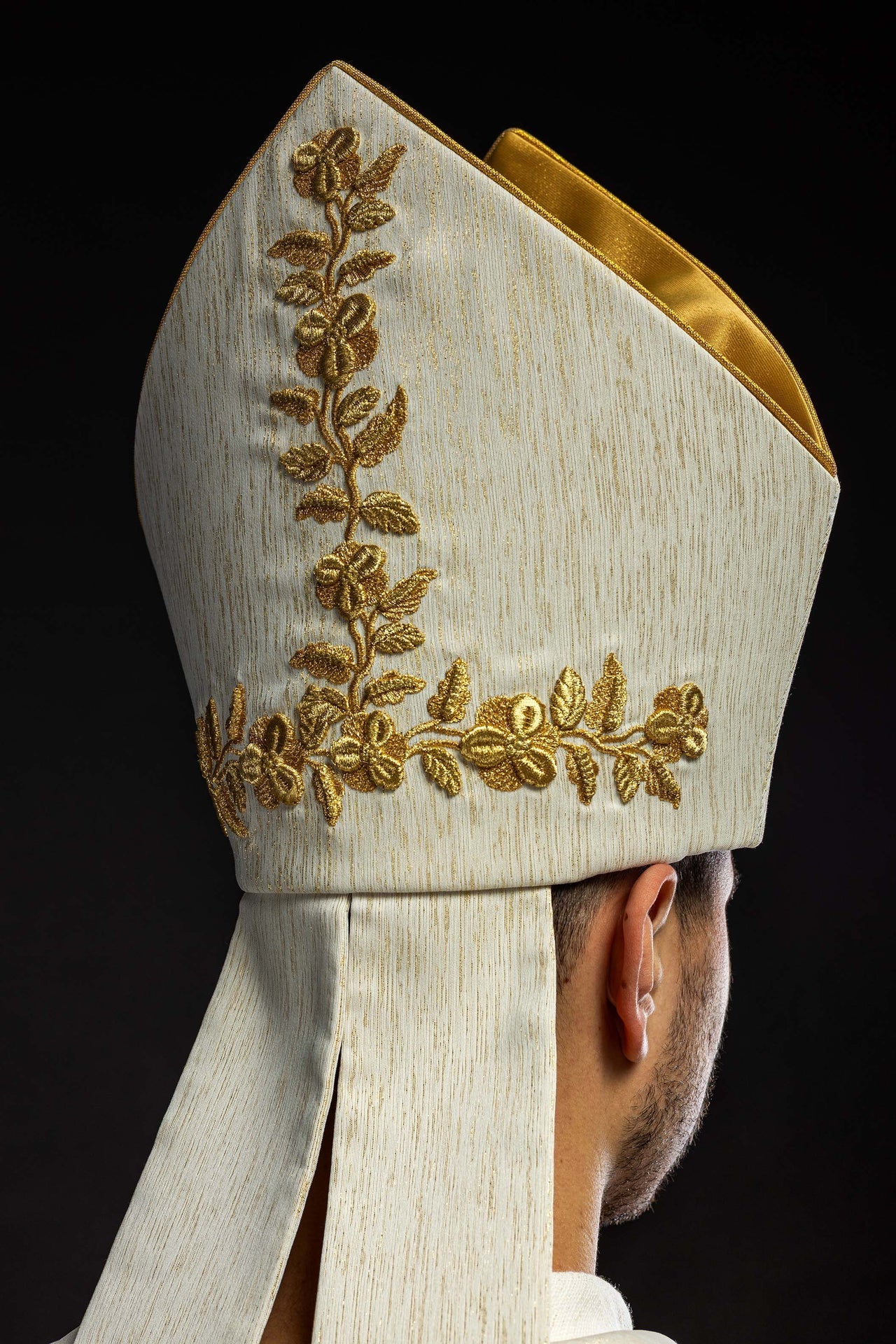 Mitra richement brodée avec motif marial KMR/016/05/86-1 - CHASUBLES.FR