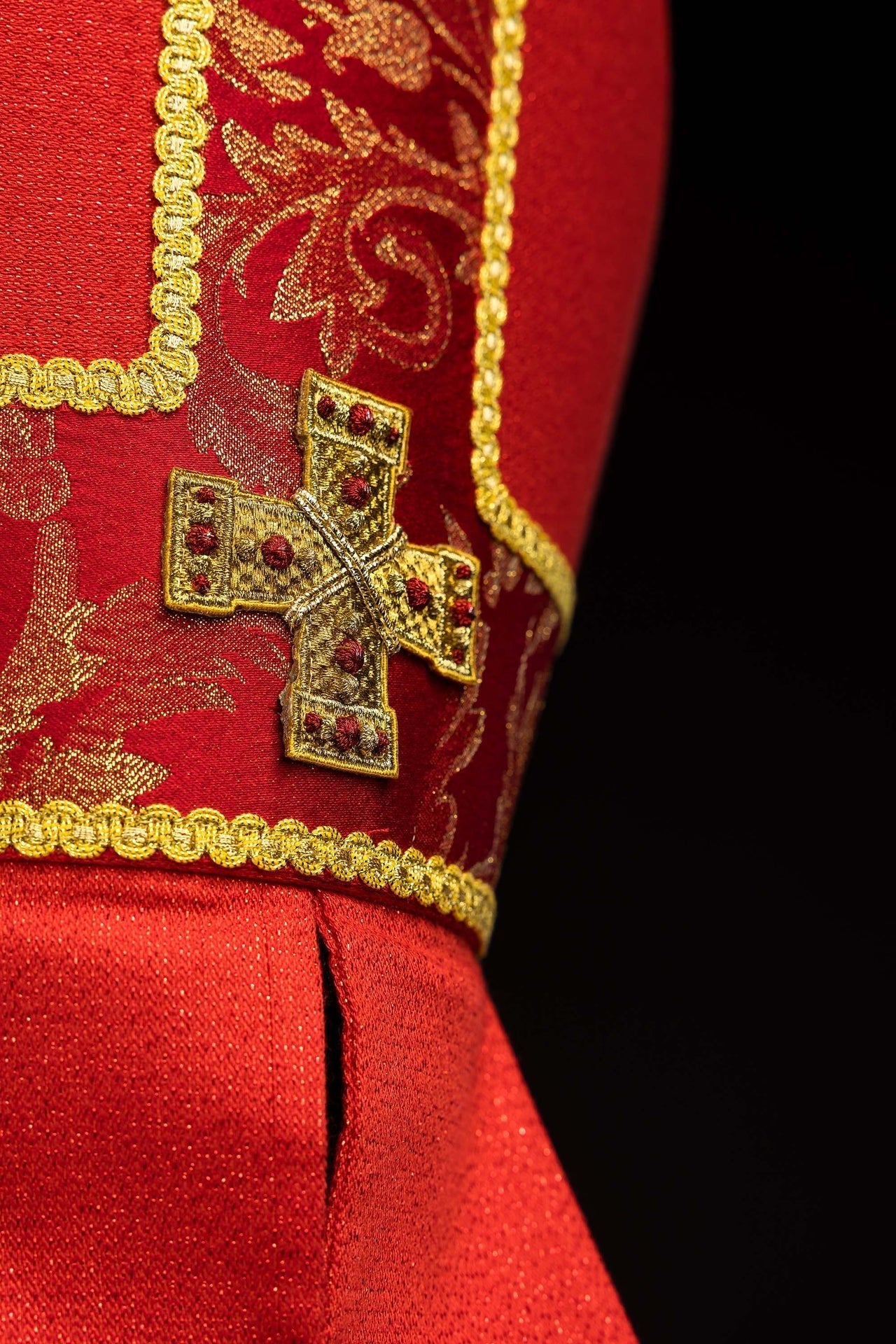 Mitre rouge brodée d’une croix ornée de tissu jacquard LE/9075/02-1 - CHASUBLES.FR