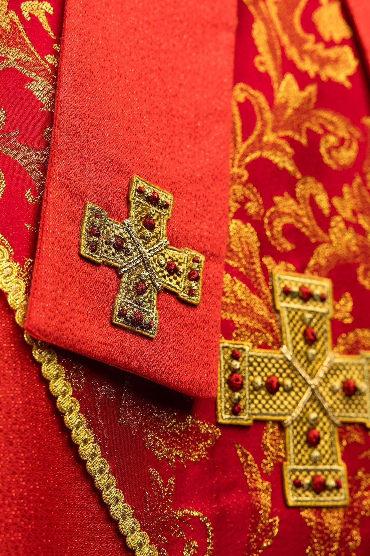 Mitre rouge brodée d’une croix ornée de tissu jacquard LE/9075/02-1 - CHASUBLES.FR